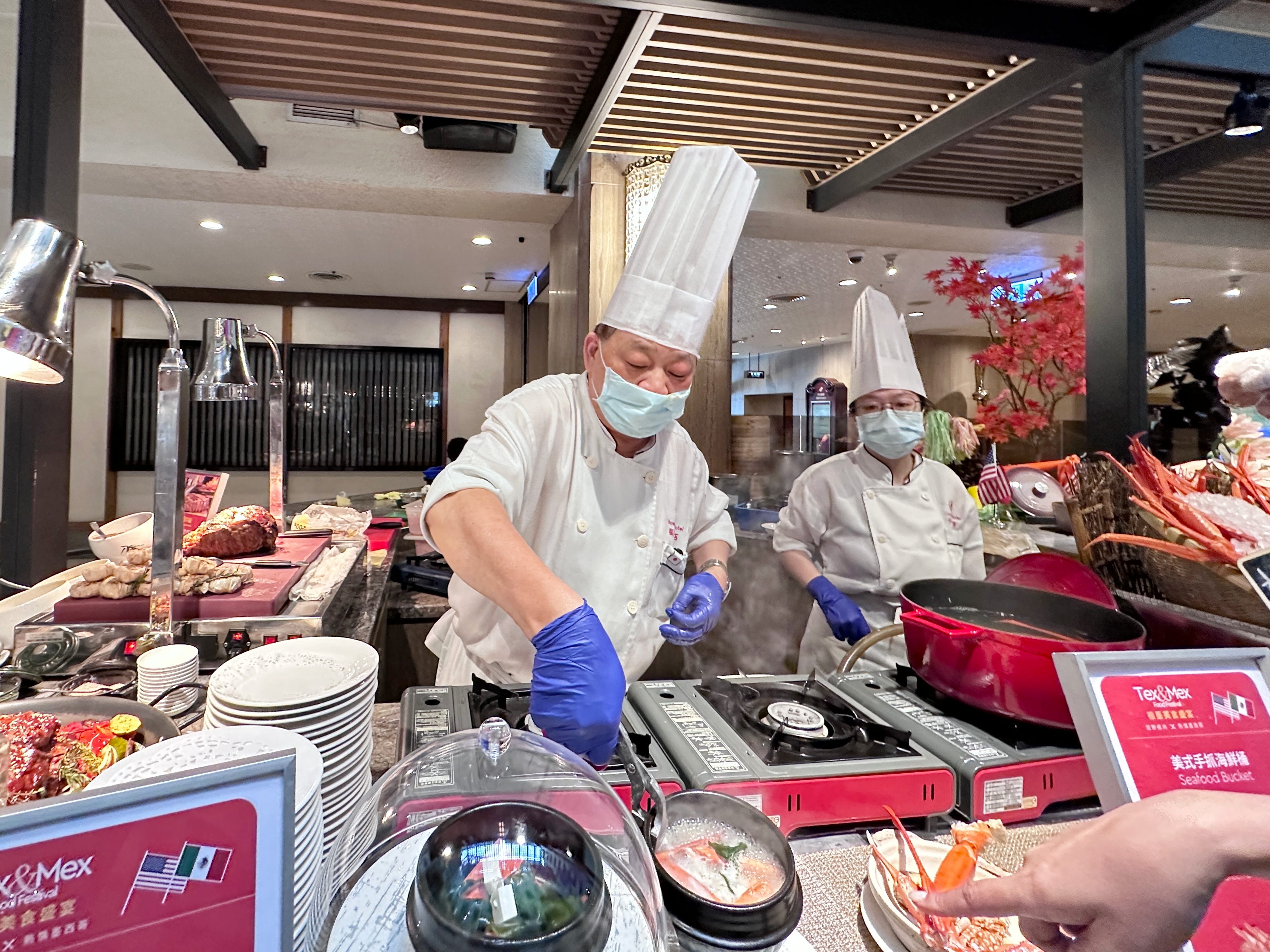 現點現做的現煮鍋物期間限定推出「墨西哥海鮮湯」「墨西哥雞肉玉米脆片湯」與「德州牛肉蔬菜湯」三種湯品。