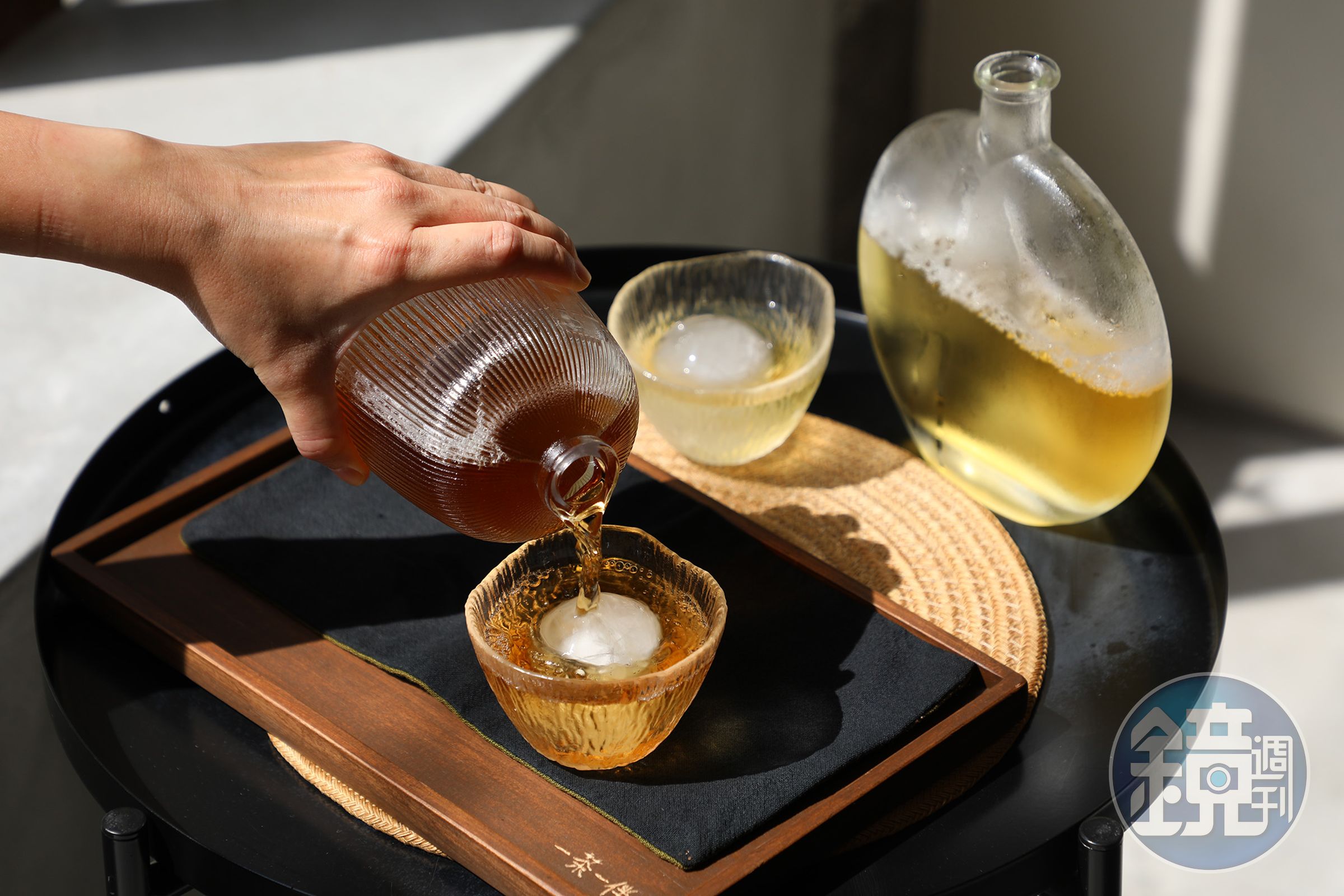 以冷泡方式製作的「青心烏龍（右，100元／壺）」與「紫緣茶」（左，130元／壺）在炎炎夏日下品飲，特別沁涼解熱。