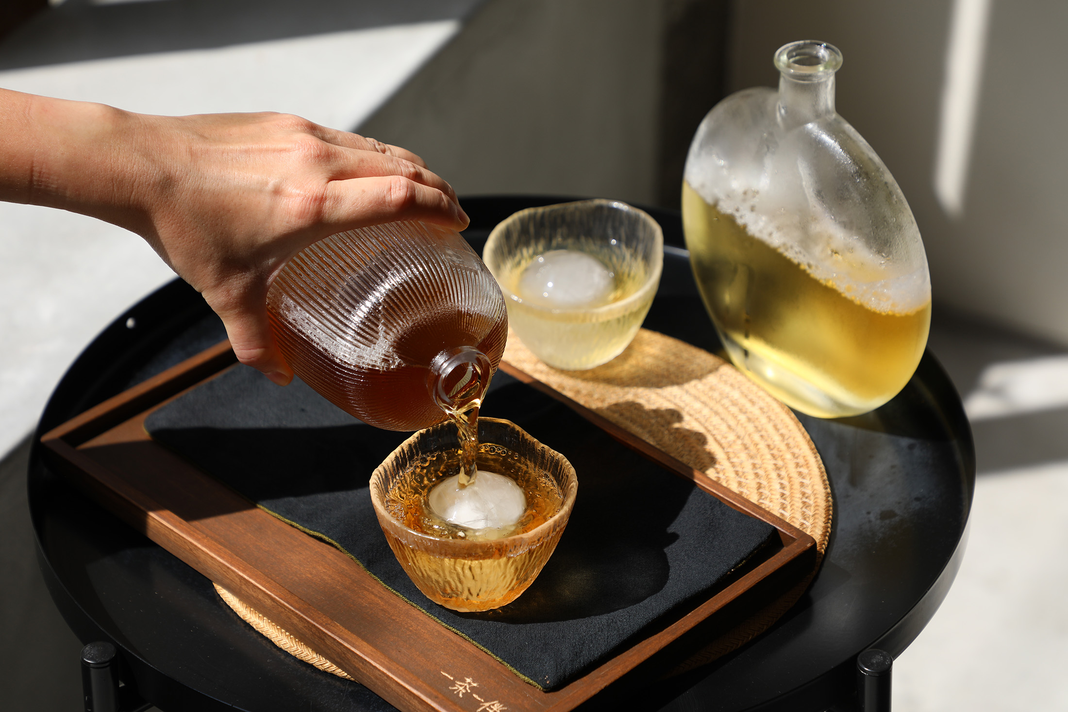 以冷泡方式製作的「青心烏龍（右，100元／壺）」與「紫緣茶」（左，130元／壺）在炎炎夏日下品飲，特別沁涼解熱。
