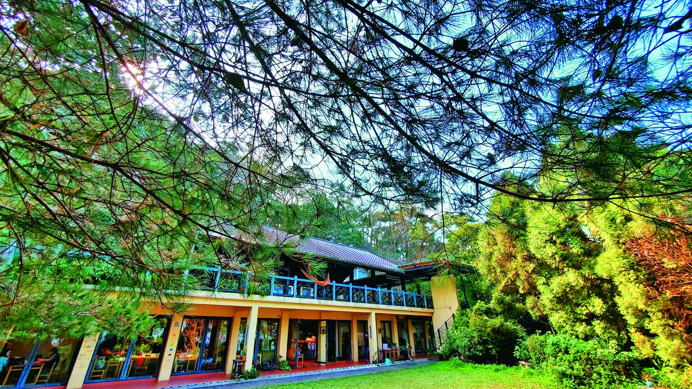 由廢棄校舍改建的大山北月,改造成客家人文生態館。(圖/大山北月)