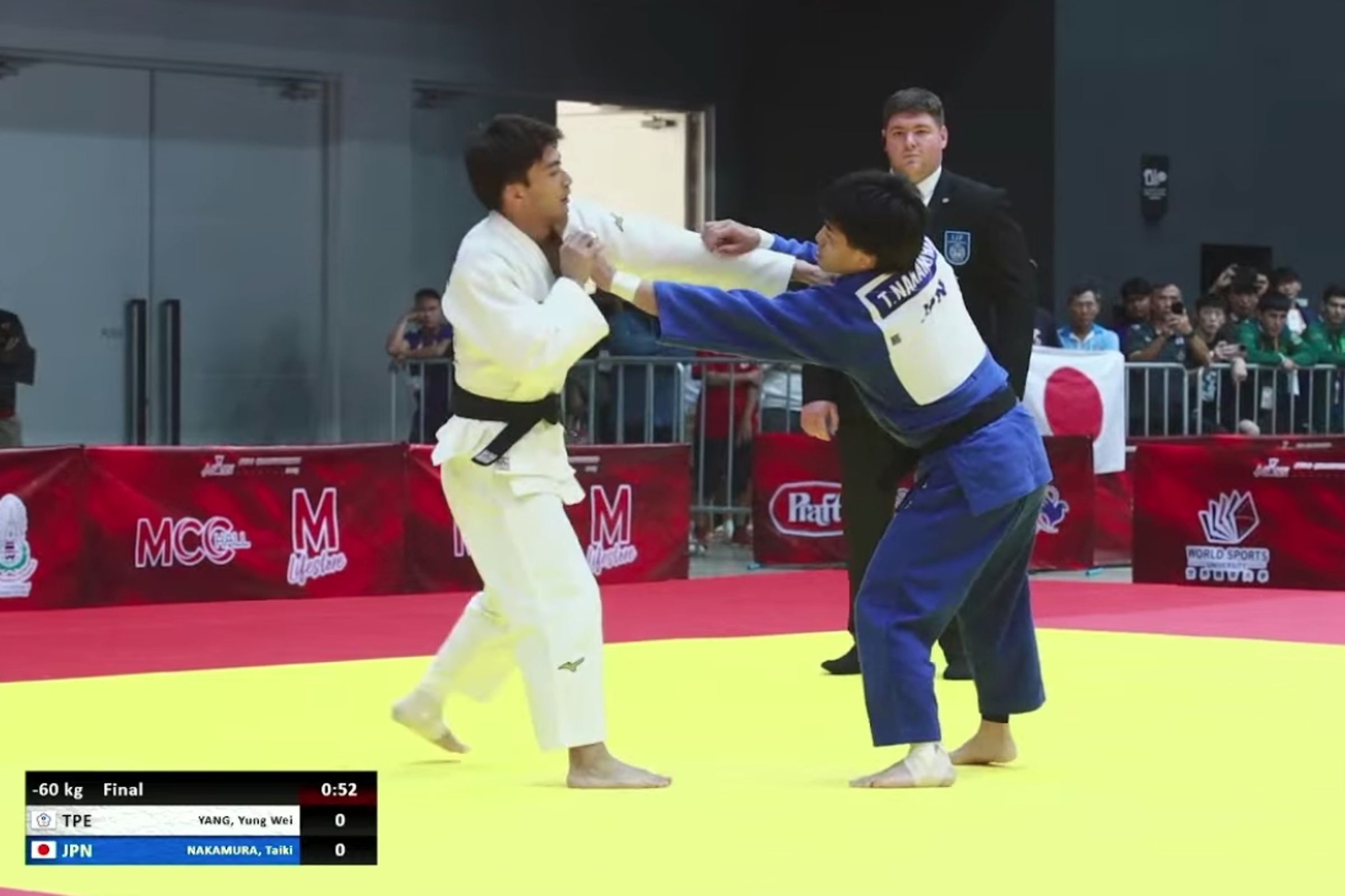 楊勇緯（左）在亞錦賽決賽，不敵日本選手中村太樹，以一本惜敗，收下銀牌。（翻攝JUDO UNION OF ASIA YT）