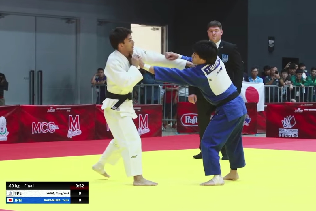 楊勇緯（左）在亞錦賽決賽，不敵日本選手中村太樹，以一本惜敗，收下銀牌。（翻攝JUDO UNION OF ASIA YT）