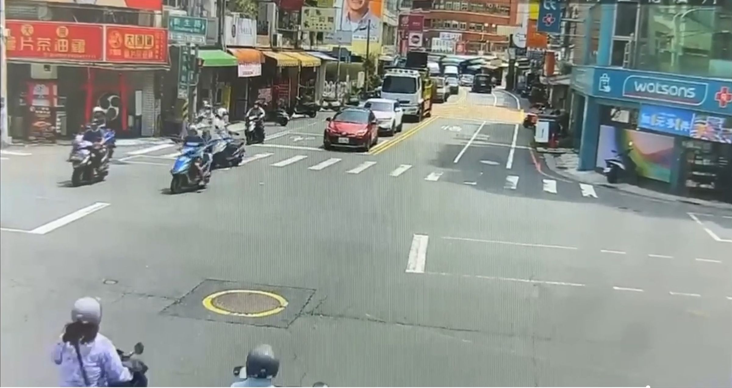 女騎士打電話報警時，許男趁著路口燈號轉綠，直接騎車逃逸。（翻攝畫面）