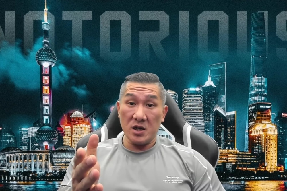 館長3月爆出曾到整形醫師李進良的醫美診求助「陰莖增大術」一事再被翻出。（翻攝自館長YT）