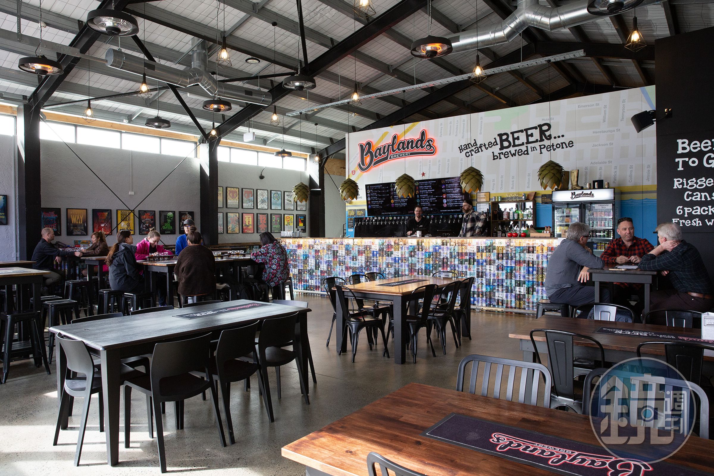 Baylands Brewery Ltd結合釀造設備與品飲空間,旅客可在Taproom選飲約30款生啤,探索紐西蘭精釀啤酒的多元風味。