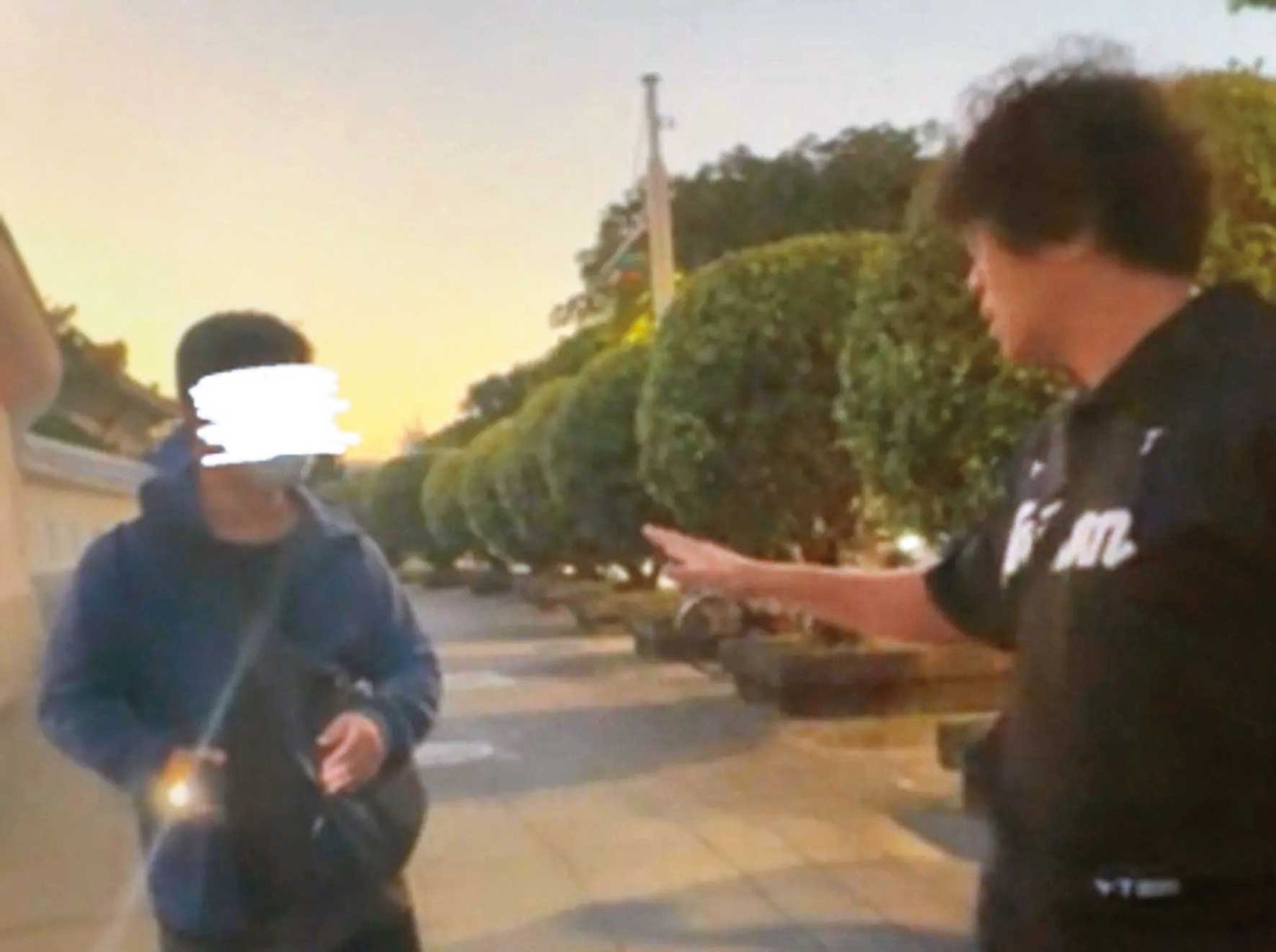 沈伯洋(右)上月帶孩子在台北街頭散步,突遭陌生男子(左)突以手機強光照射、並錄影質問。(翻攝沈伯洋臉書)