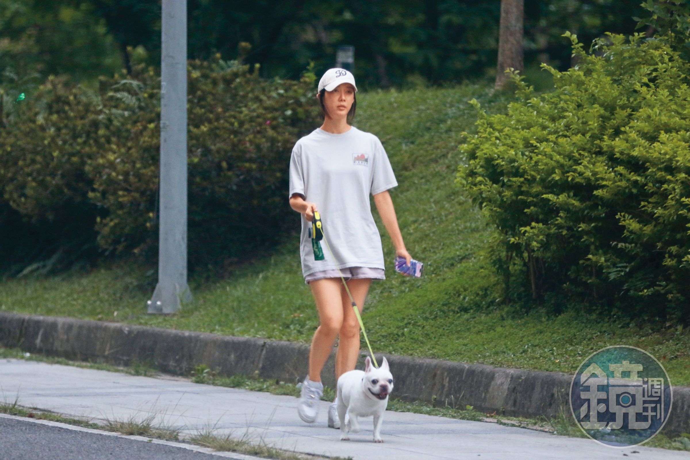畫面中只見一人一狗，宋米秦一臉素顏而且看來悠閒。