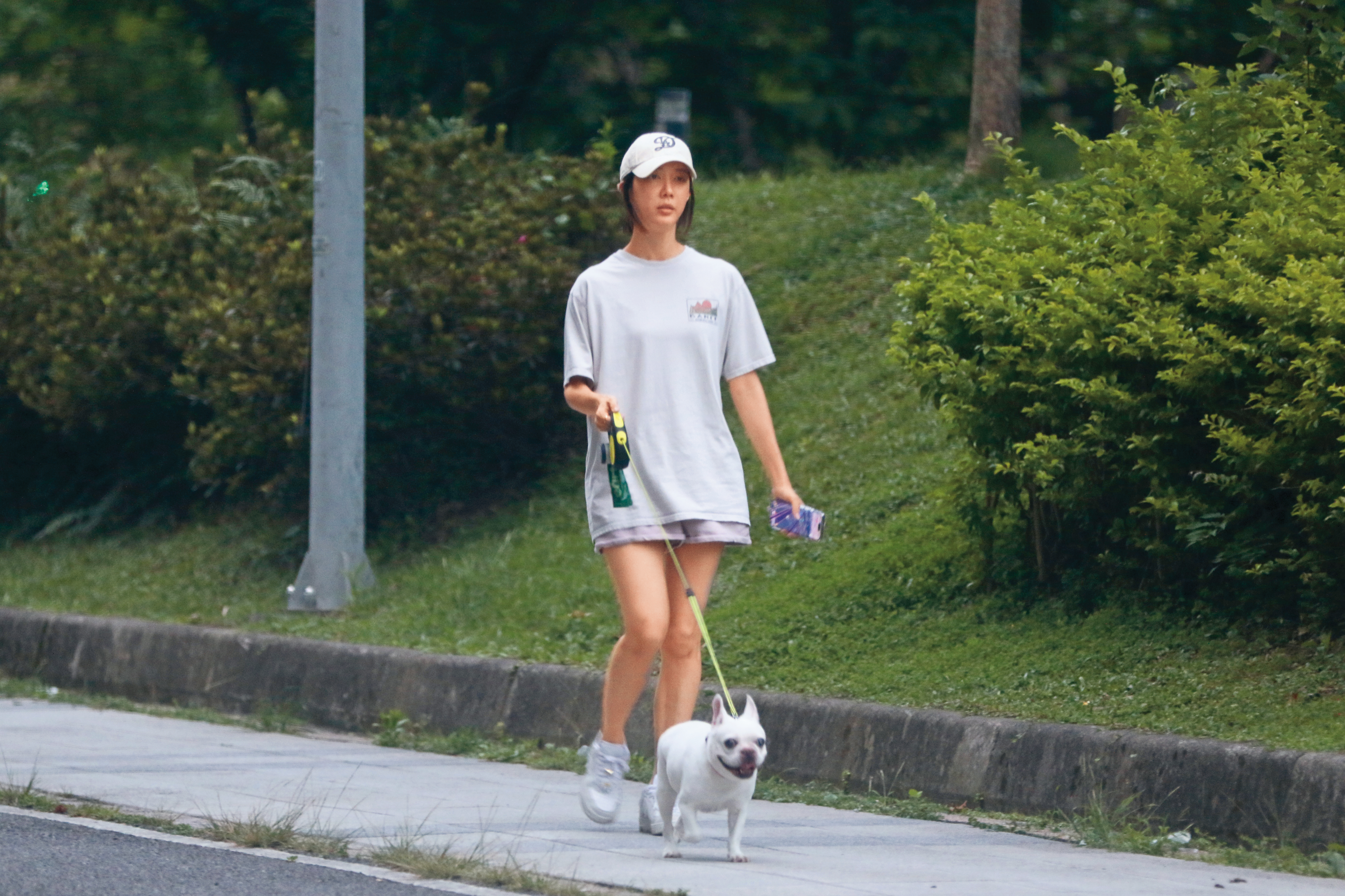 畫面中只見一人一狗，宋米秦一臉素顏而且看來悠閒。