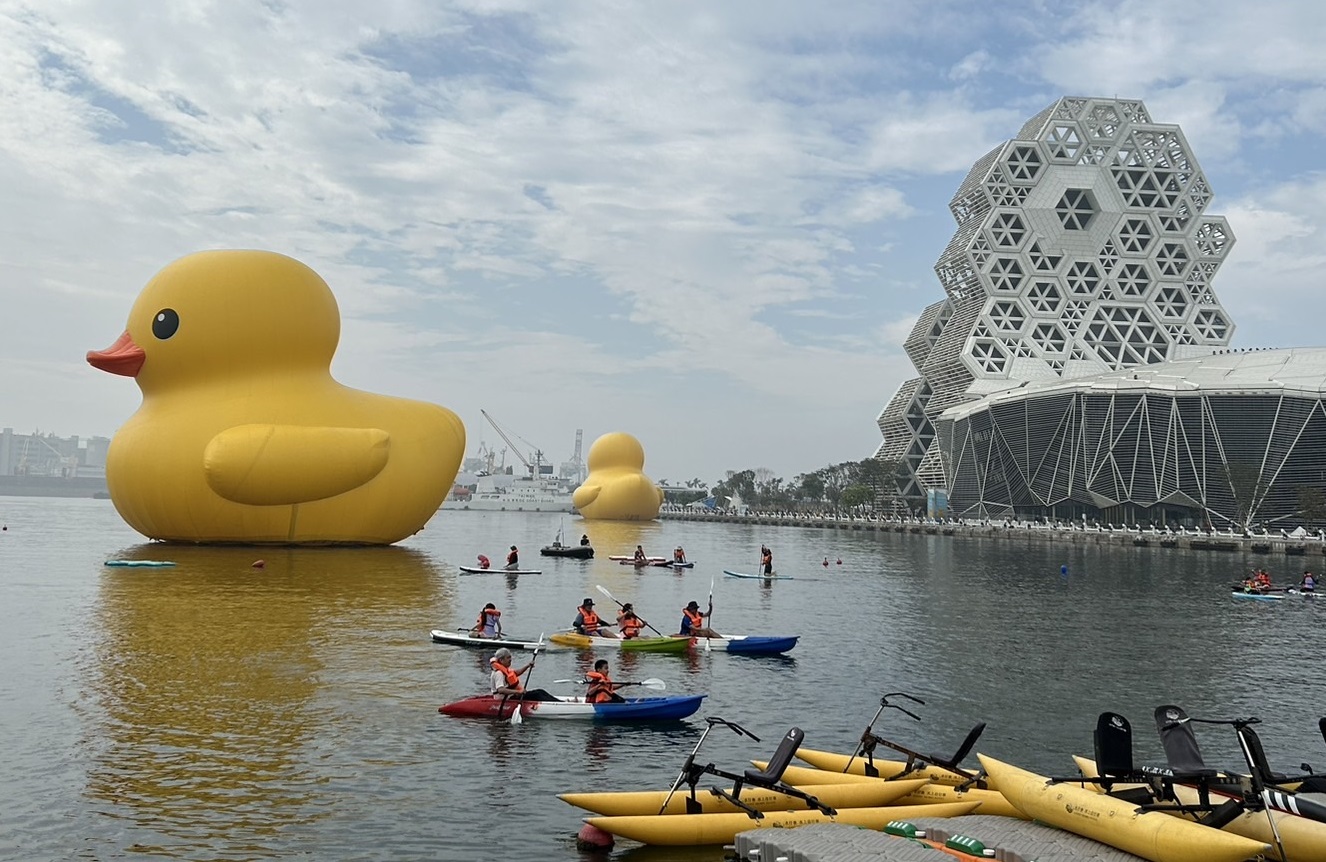 今年大年初五是2/14情人節，兩隻黃色小鴨將合體放閃。