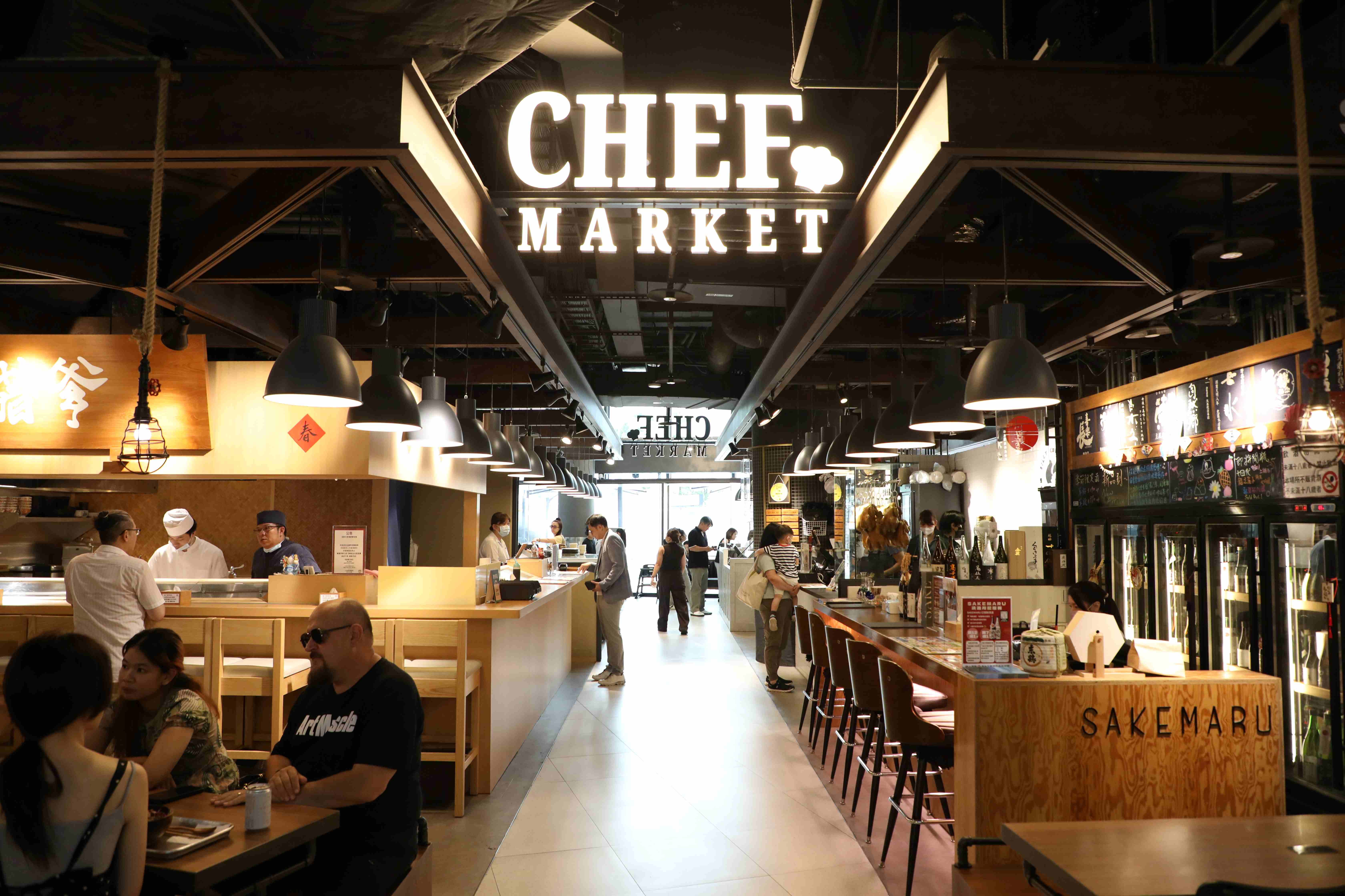 春大直的主廚市場聚集壽司店、海鮮舖、食材店、熟食舖,是著名的美食聚落。