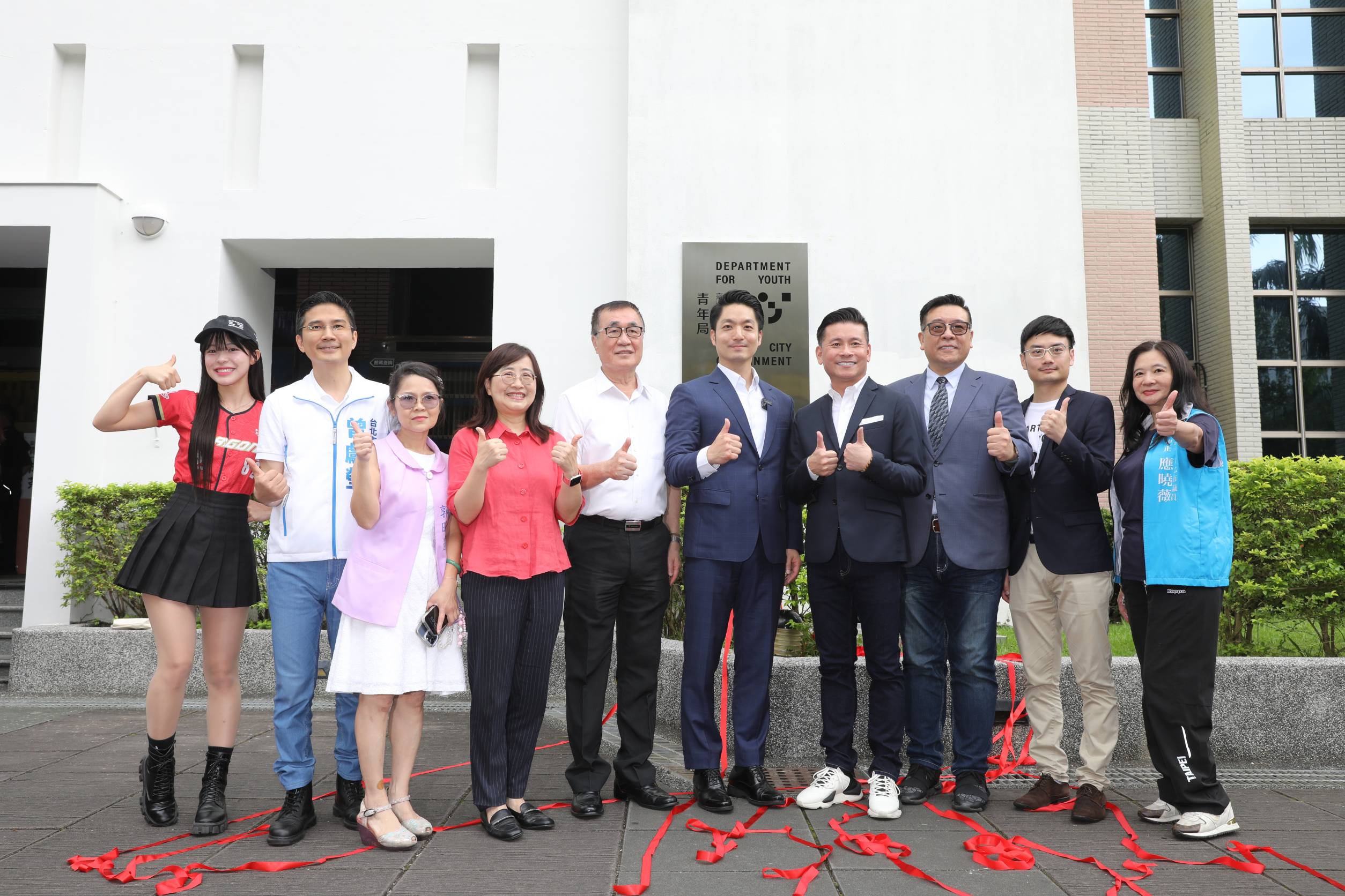 蔣萬安與青年局長殷瑋等人在場外合影，李多慧一開始站在最旁邊。