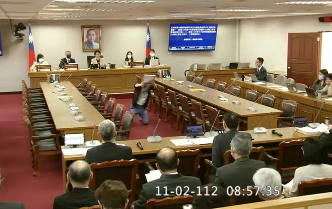 立法院公報處一名職員在委員會審查預算時,突跪地向祕書長林志嘉陳情。(翻攝畫面)