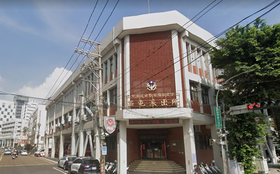 台中西屯10月有男子吸毒後持槍闖泳池朝2人扣板機，現才爆出遭質疑壓新聞。（翻攝google maps）