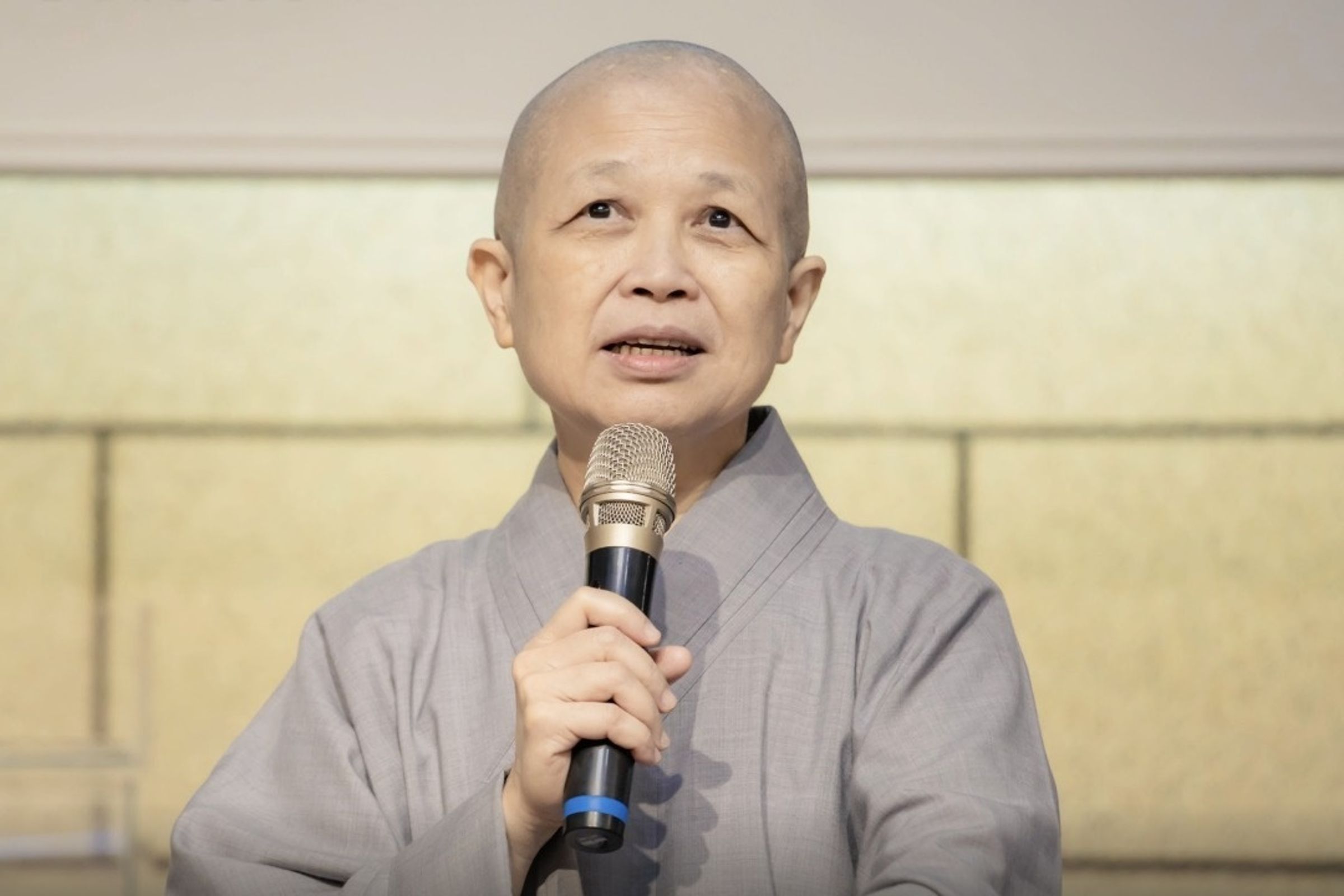 法師釋昭慧近日因主張「拒領普發1萬」成為討論焦點。（翻攝自真光福音教會臉書）