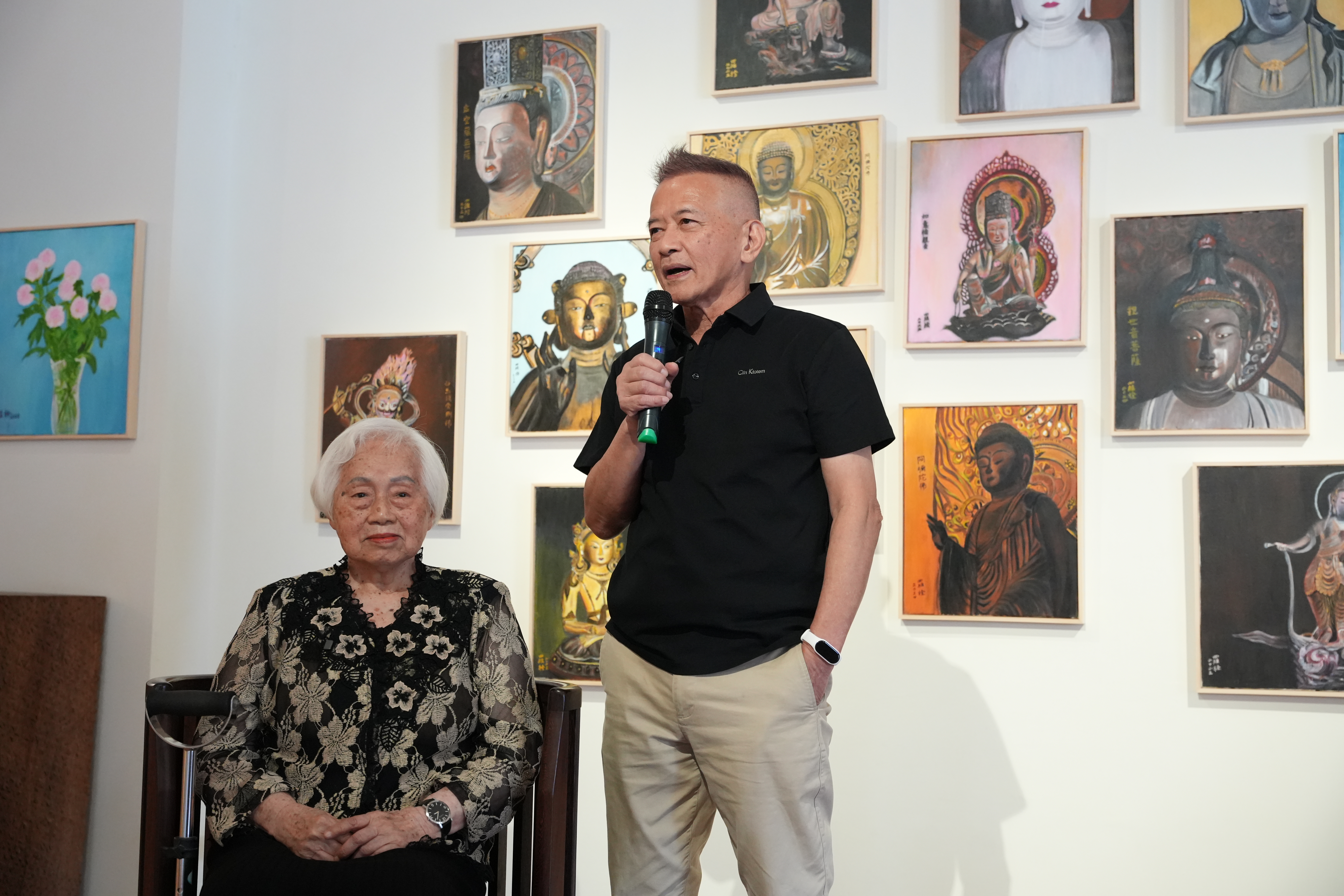 藝術家曾英棟與母親羅栓舉辦母子聯展。（甘樂阿舍美術館提供）