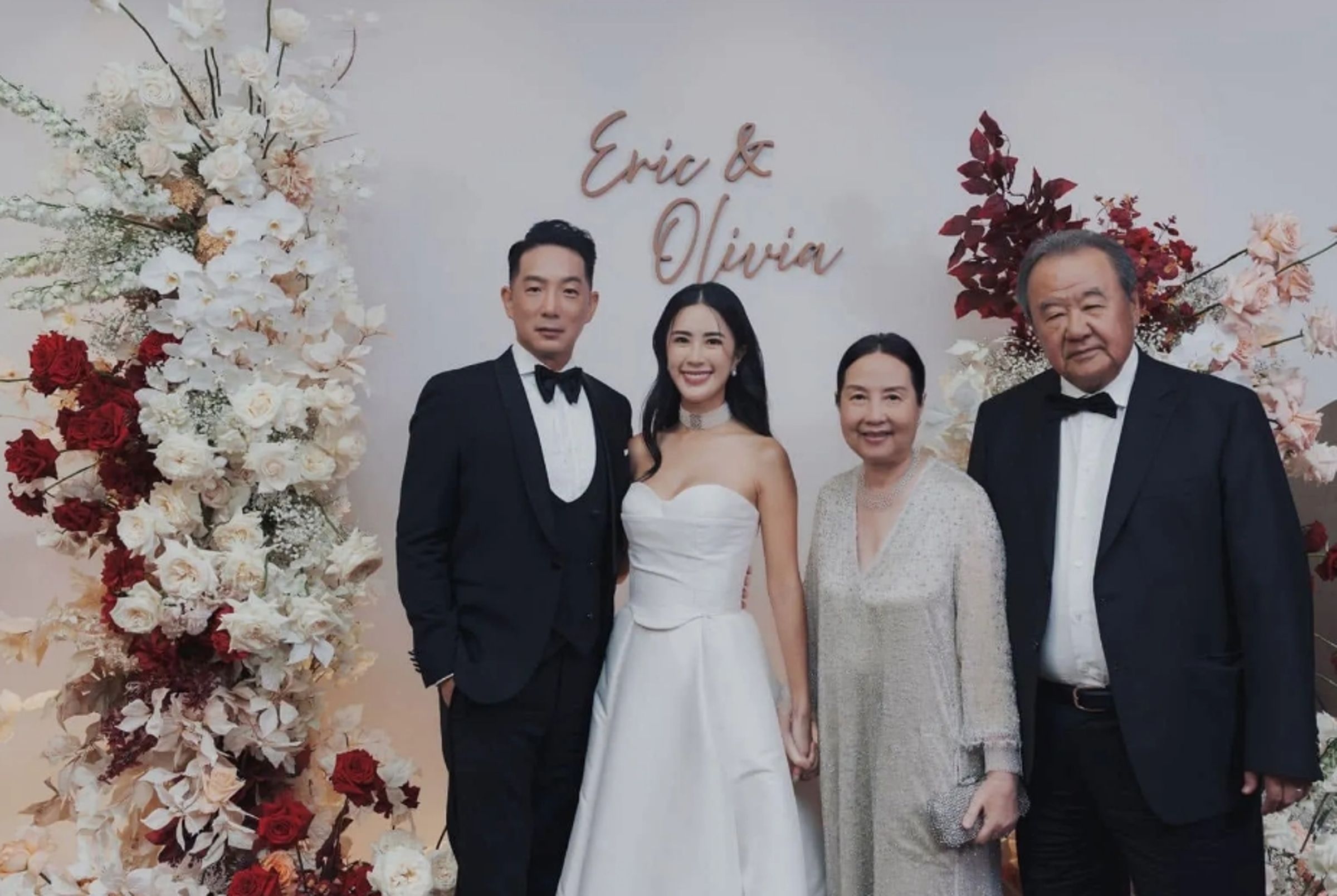 徐莉玲（右二）與前夫所生的兒子Eric（左起）前年迎娶GPLUS手機千金譚以欣，婚禮上台玻集團的總裁林伯實（右一）也共同出席。（翻攝徐莉玲臉書）