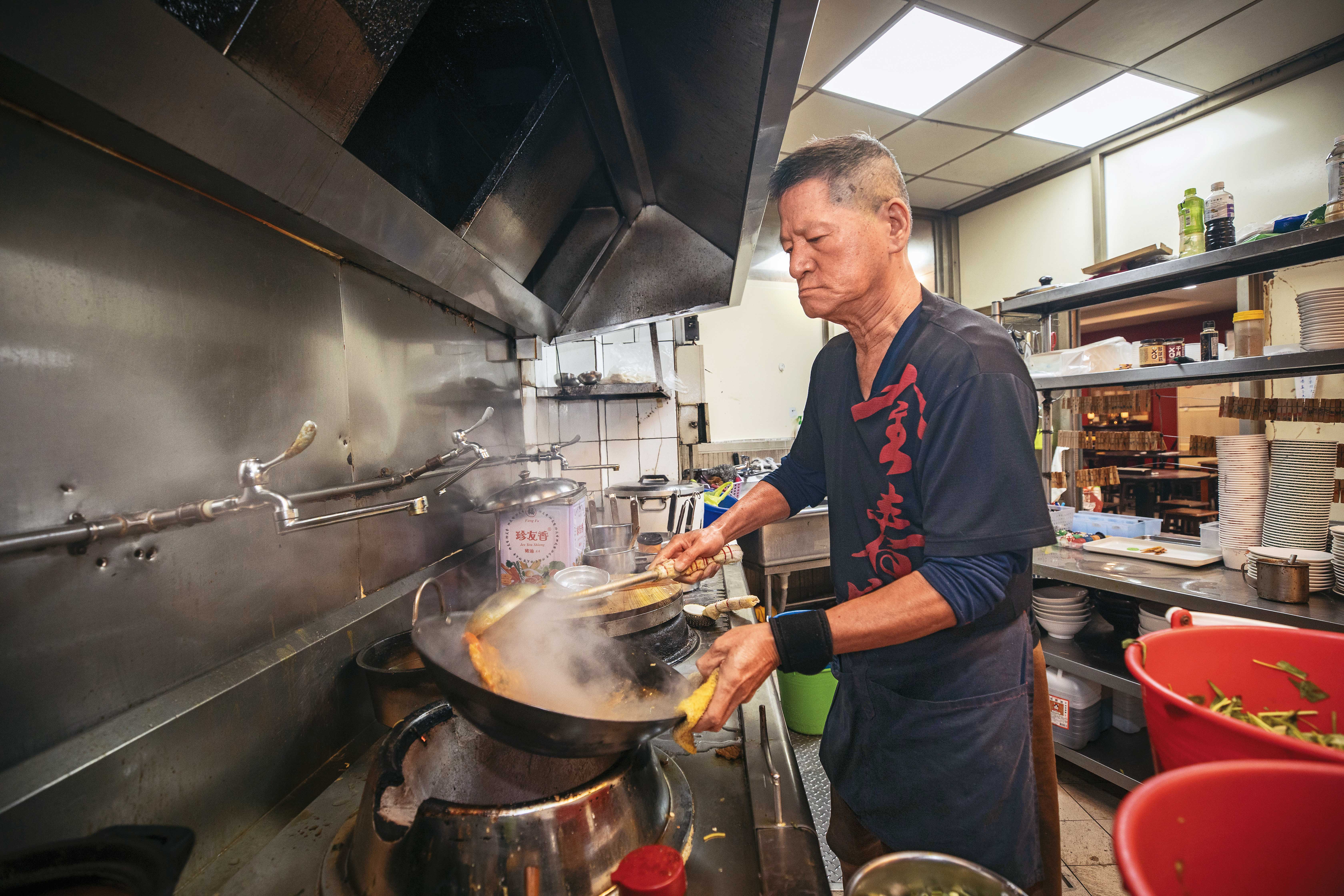 總店第3代老闆陳義寅堅持傳統炒法，步驟分明，維持百年原味。