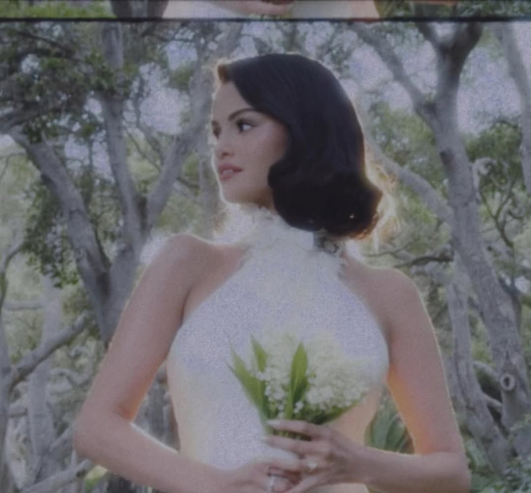 席琳娜穿著Ralph Lauren的露背花卉婚紗，優雅迷人。（翻攝selenagomez IG）