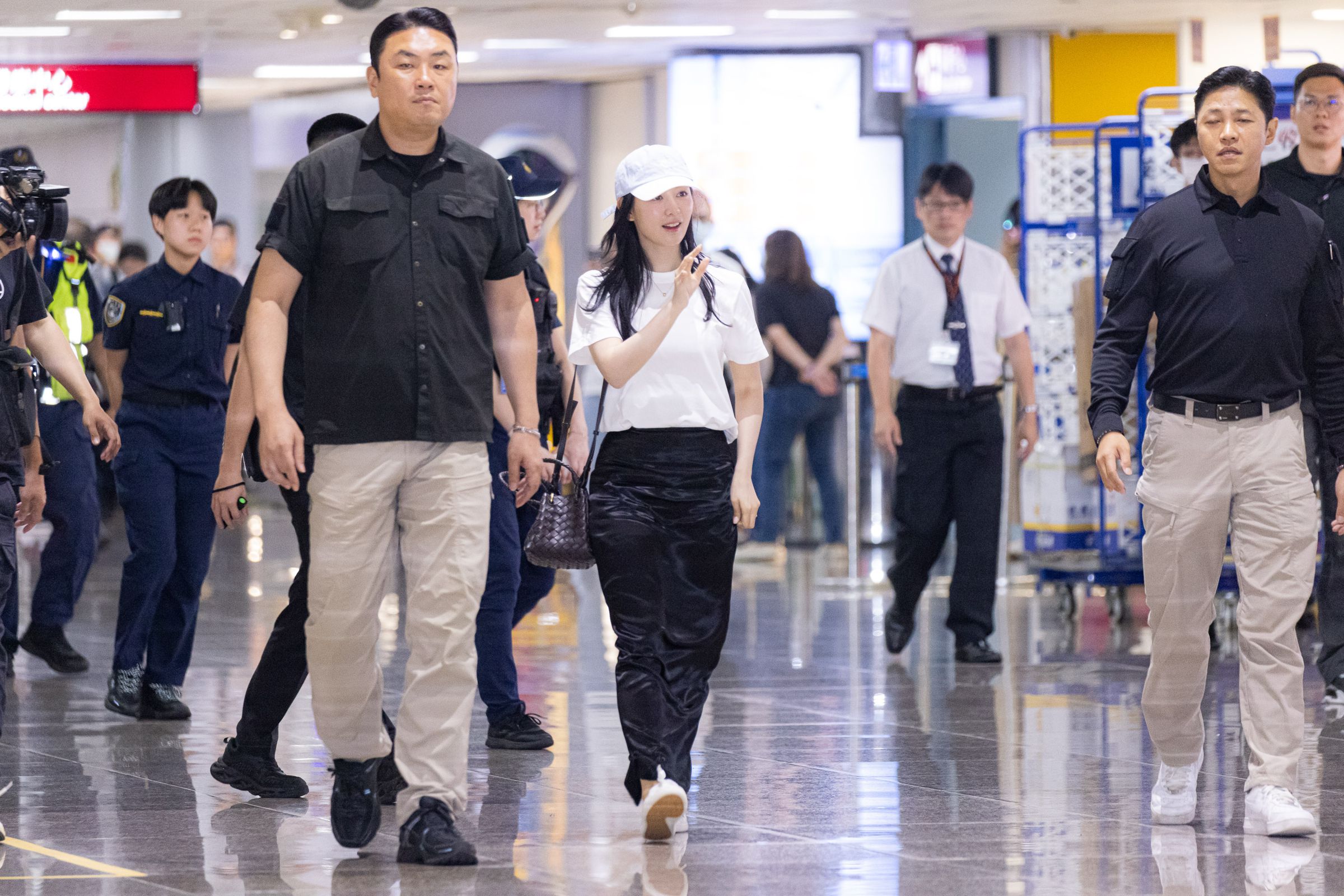 金智媛在晚上7:18分左右現身桃機第二航廈。（COME ON JKSSP提供）