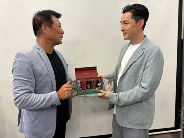 蔡詩萍（左）送胡歌（右）禮物，盡地主之誼。（翻攝蔡詩萍臉書）