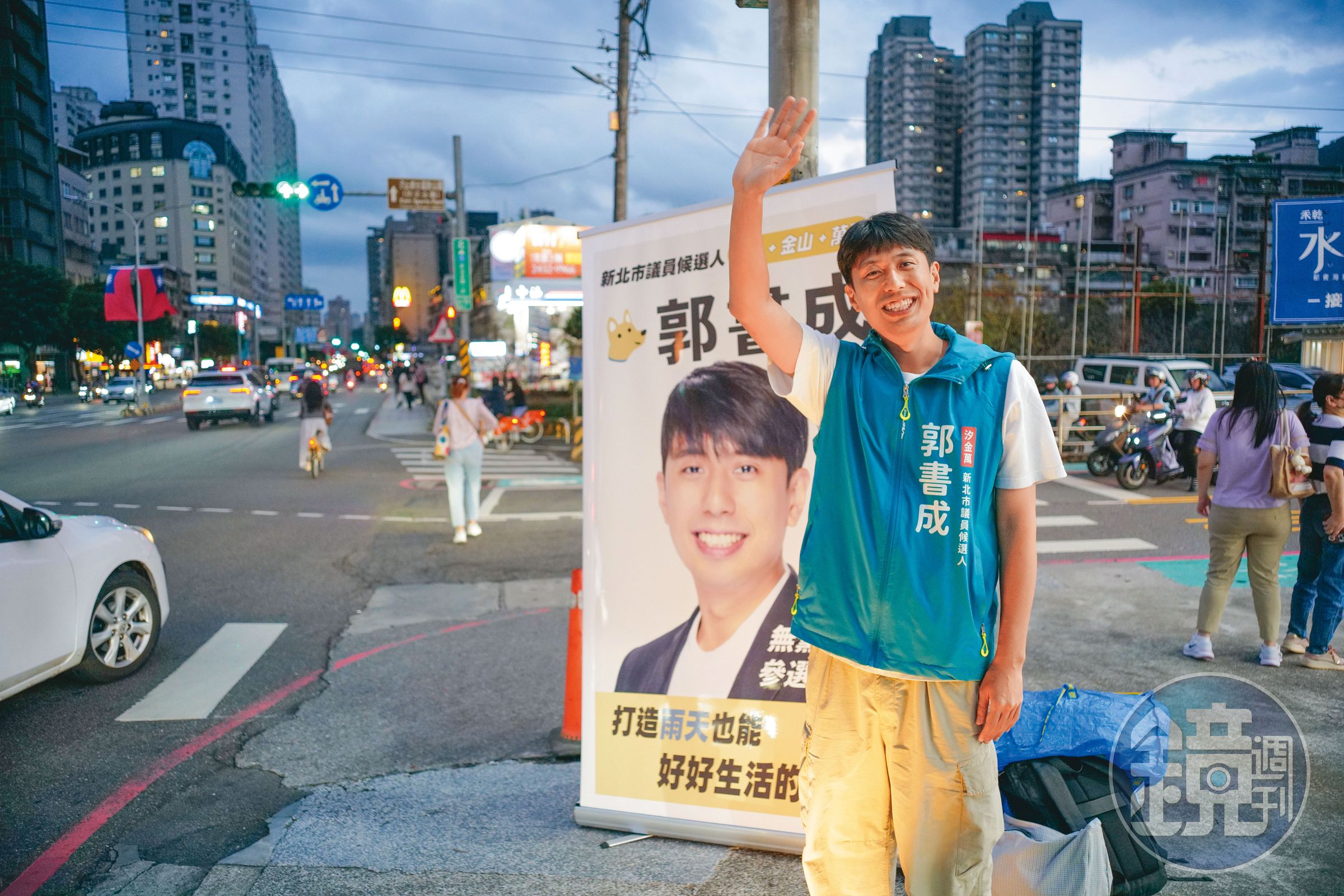 正在新北市汐止路口宣講的郭書成。