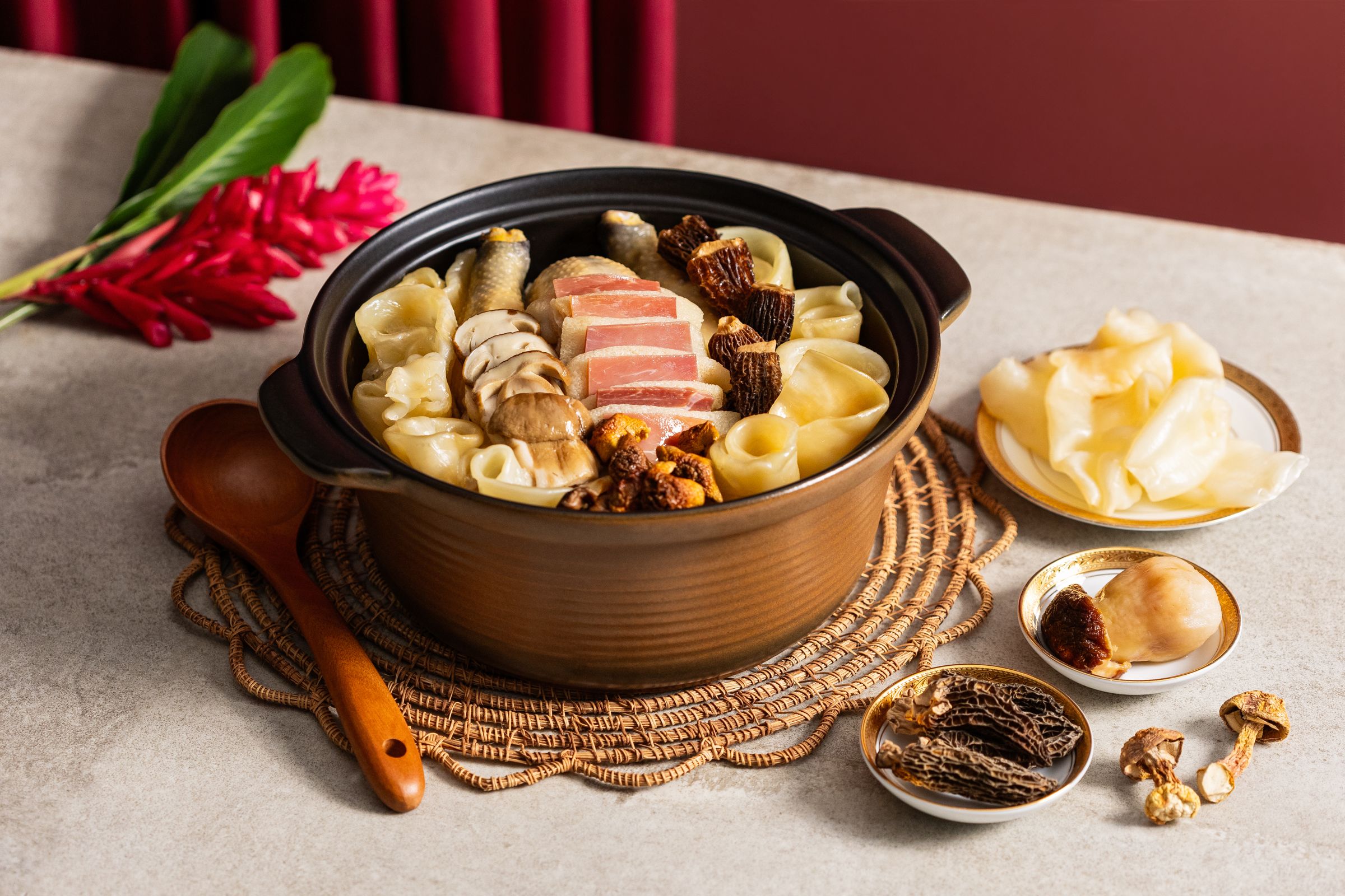 富含膠原蛋白的「花膠百菇清雞湯」,口感軟Q滑嫩,且菌菇風味獨特,售價NT$10,800元。