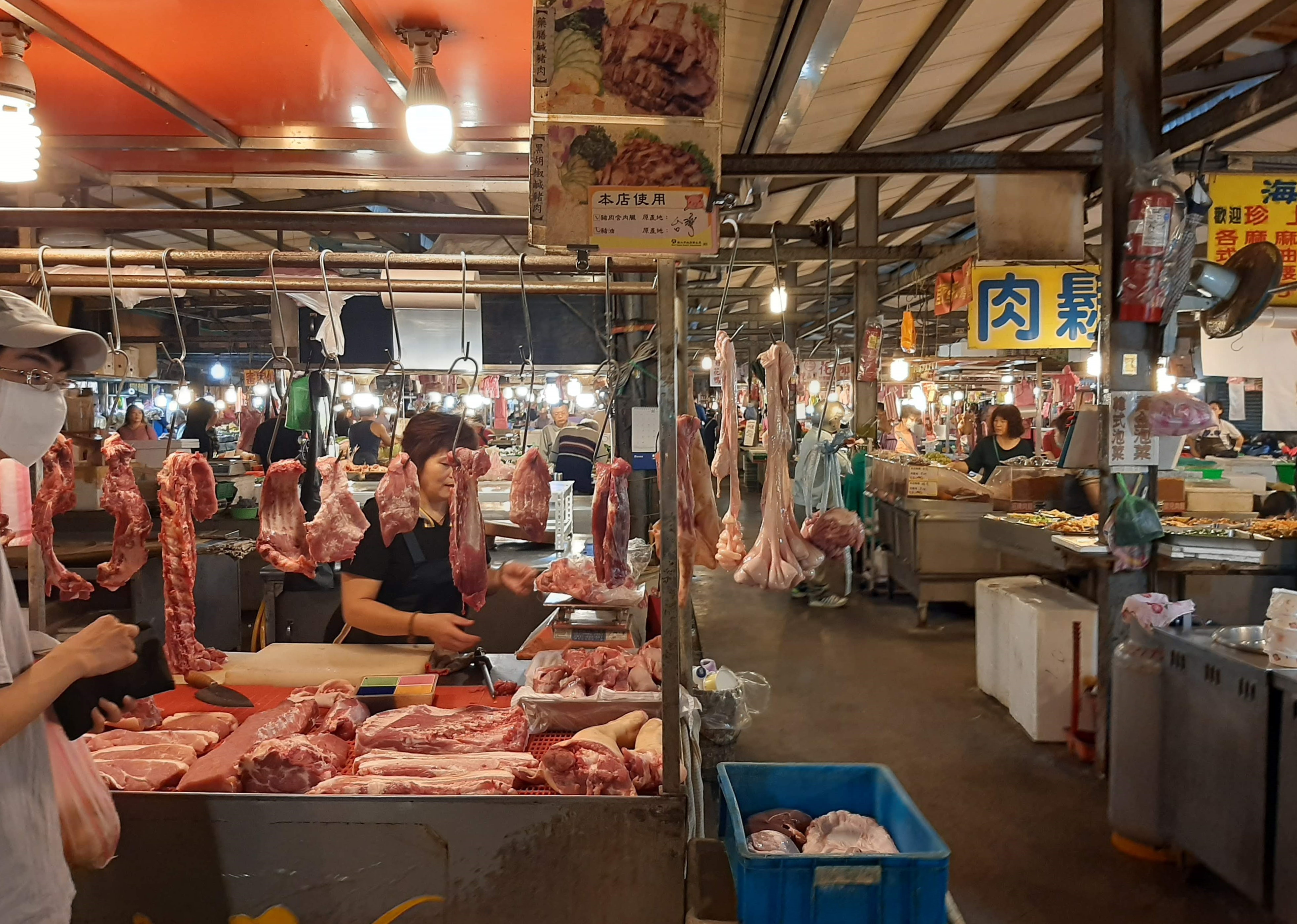 別看只是擺攤！生鮮攤平均年收近380萬，市場裡滿是低調富豪。（菜市場攤位示意圖）