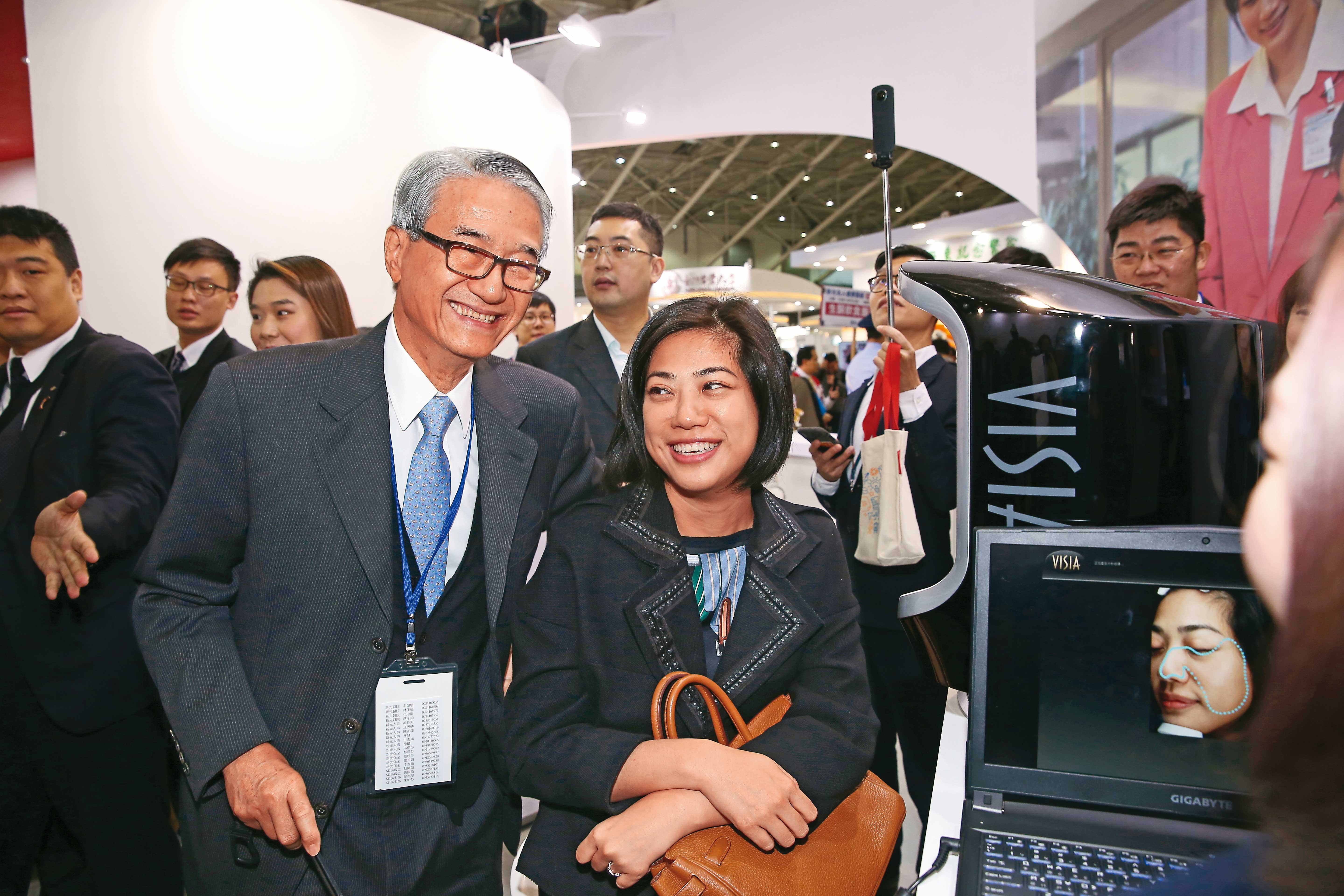 吳東進（前左）改派次女吳欣儒（前右）當新光三越董事，爭取大股東日方三越伊勢丹認同。