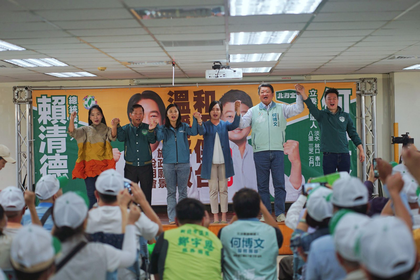 民進黨新北市立委第一選區參選人何博文14日召開施政願景說明會，民進黨動員力挺。（何博文服務處提供）