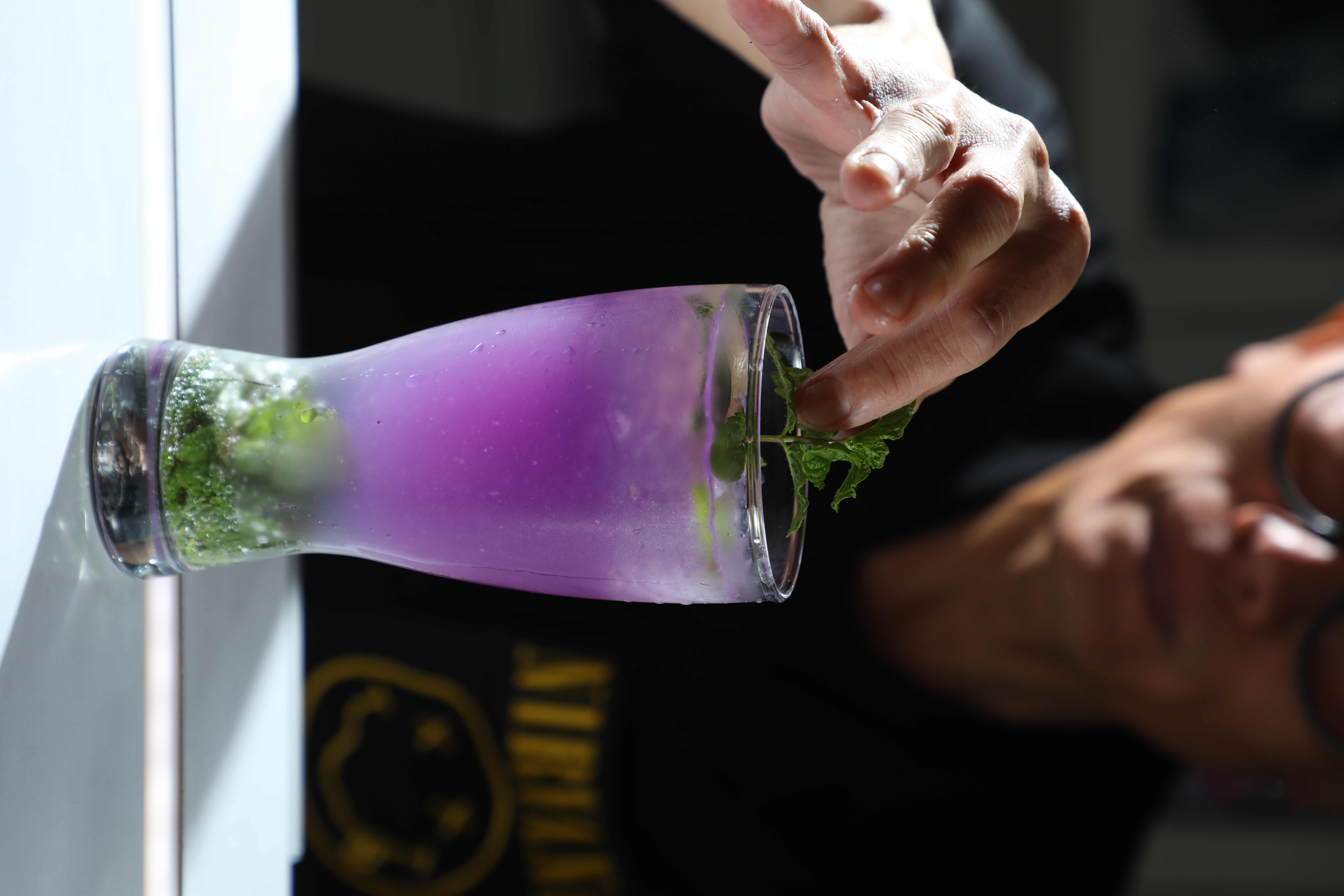 周杰倫Mojito」以蝶豆花調製成夢幻紫色，可做無酒精或有酒精2種版本。（210元／杯）