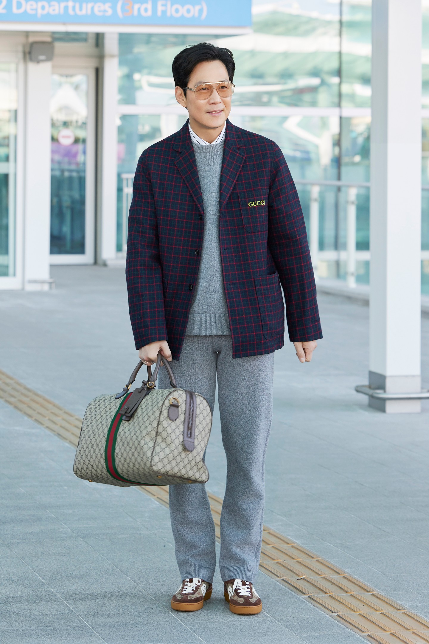 全球品牌代言人李政宰以格紋羊毛西裝外套NT$69,500、GUCCI G75運動鞋NT$31,600趕赴機場。（GUCCI提供）