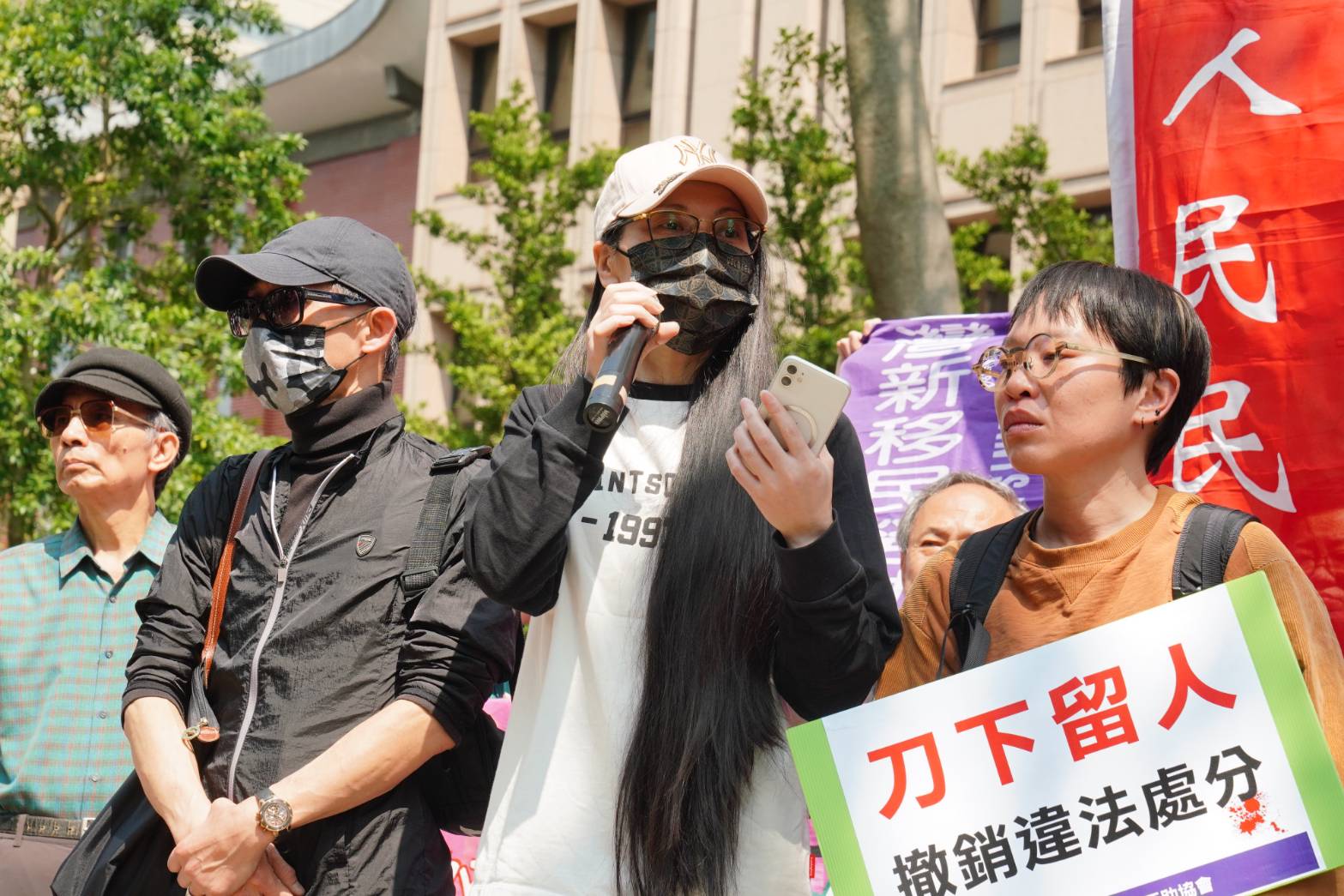 亞亞（中）被限今天離境，早上赴內政部抗議。