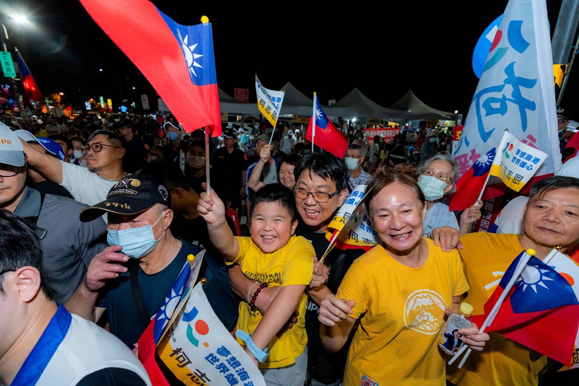 大批支持者齊聚岡山河堤公園旁，手持國旗及競選旗幟，高舉加油標語為柯志恩應援，現場旗海飄揚，場面熱鬧。