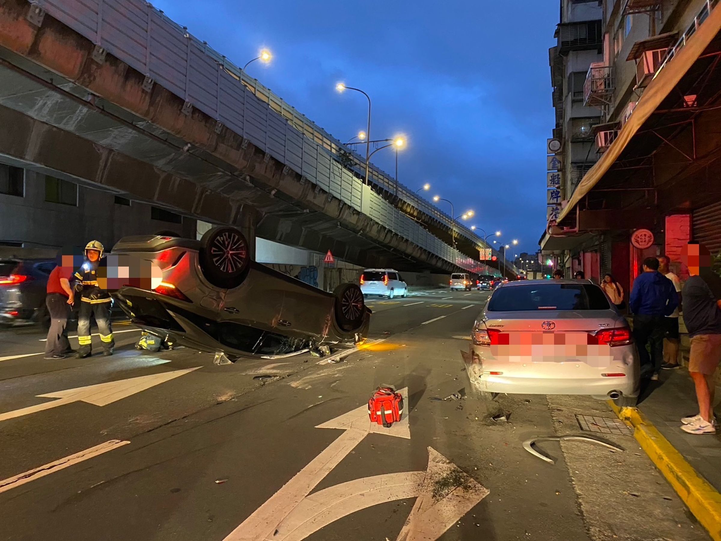 林男酒後駕車肇事，駕駛的轎車碰撞後翻覆路中。（翻攝畫面）