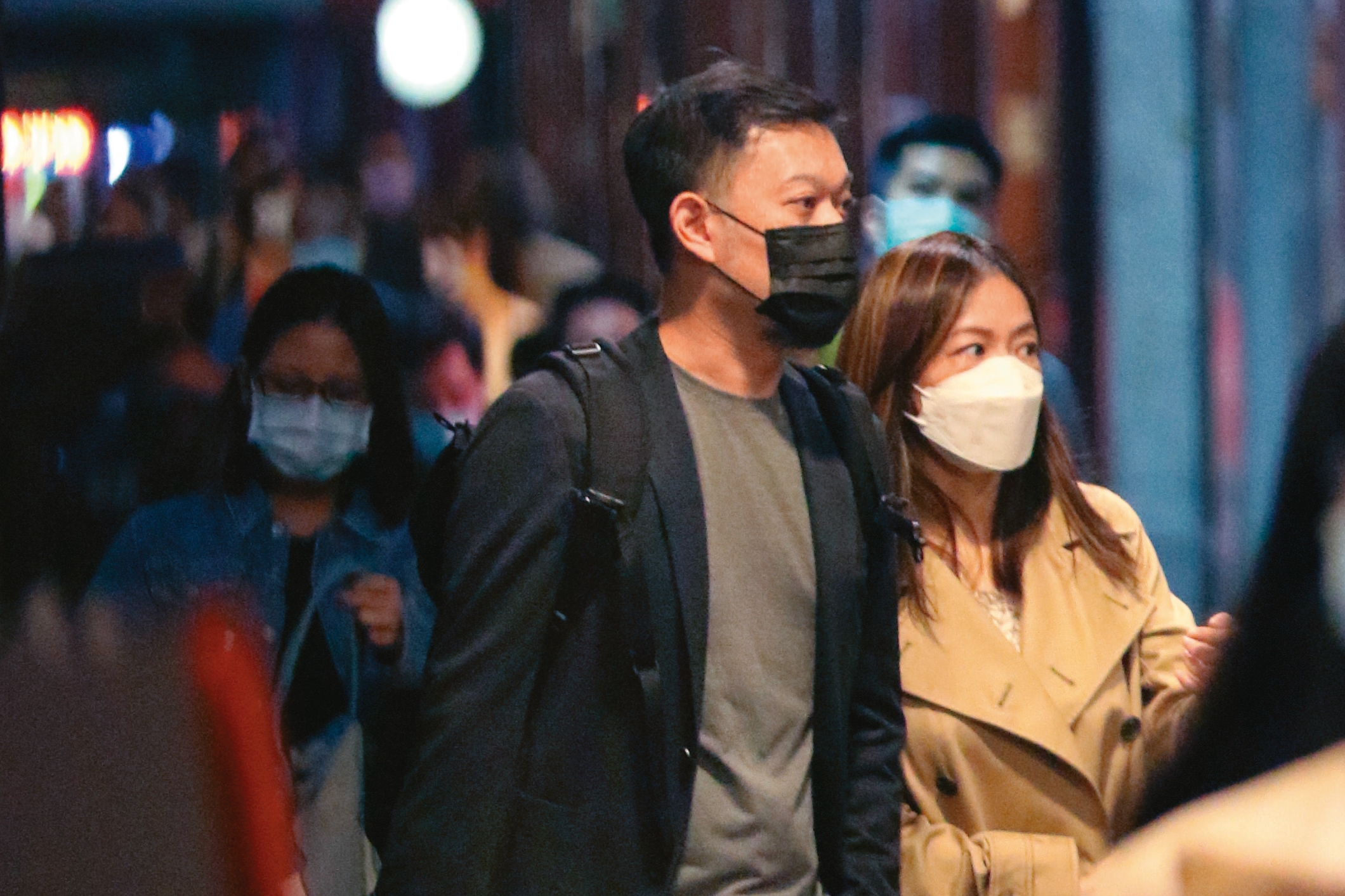 曾傳花邊的尹馨(右)、導演謝駿毅(左)被拍到感情非常要好,看上去也很配,但後來沒有下文。
