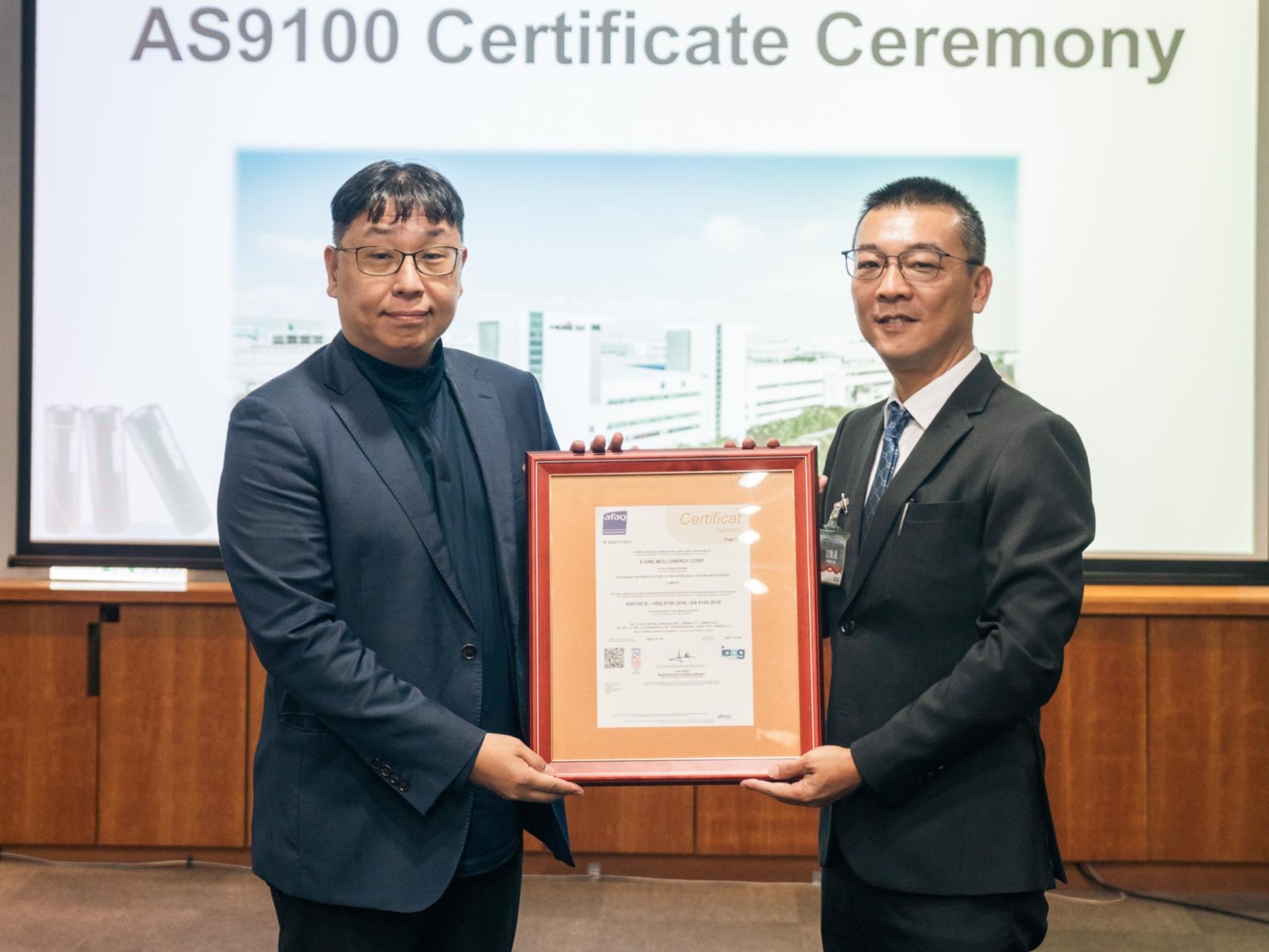 台泥Molicel超高性能三元鋰電池獲AS9100認證，eVTOL產業龍頭Archer Aviation期待攜手推動更多創新。圖左：能元科技總經理薛人禎，圖右：AS9100:D認證單位代表。