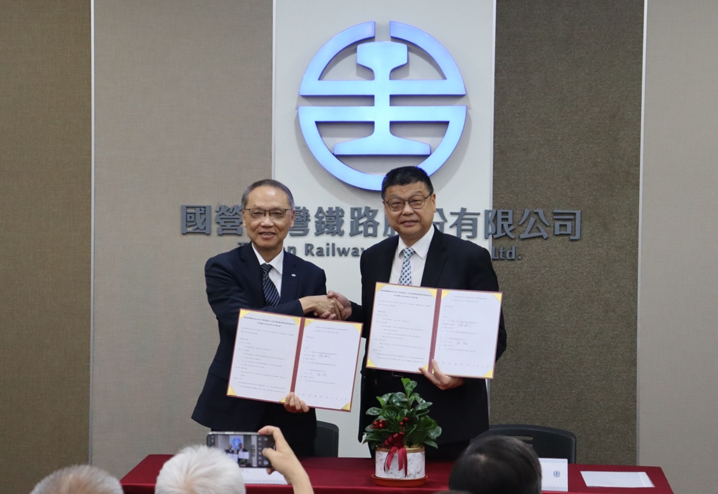 慈濟與台鐵正式簽署公益及防救災合作備忘錄。（慈濟基金會提供）