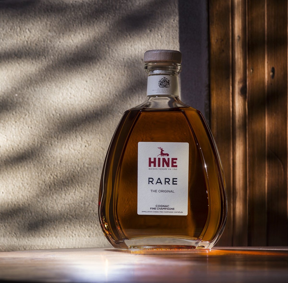「HINE Rare The Original Fine Champagne cognac御鹿希世」由20多種來自大小香檳區的生命之水調配而成,平均陳年數為8至10年。(2,400元/瓶,御鹿干邑提供)
