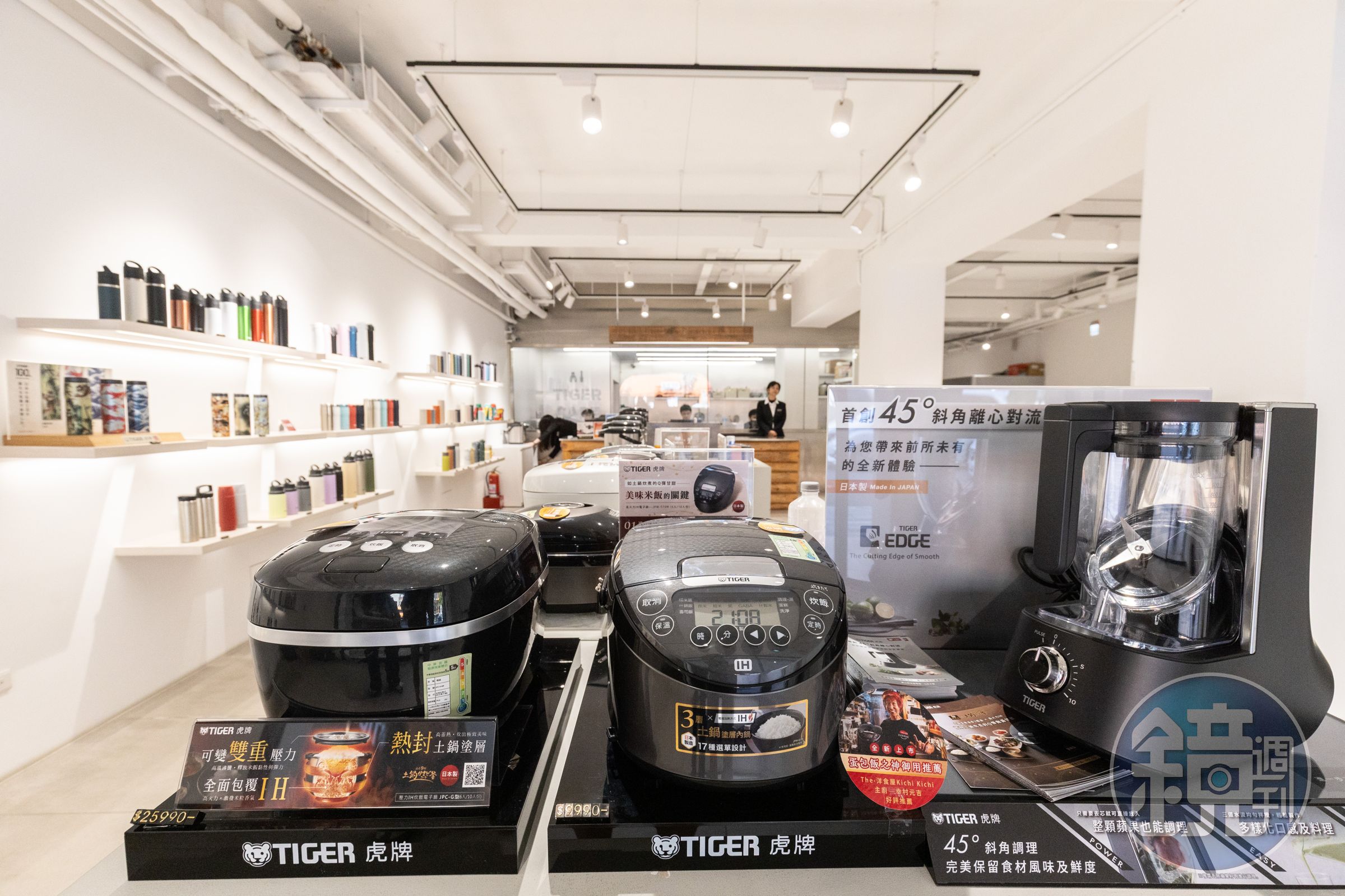 負責煮飯的「雙重壓力 IH 炊飯電子鍋 JPC-G 型」以遠赤 9 層熱封土鍋塗層內鍋、可變雙重壓力,透過獨家內鍋構造去形成剛火熱對流的技術聞名。