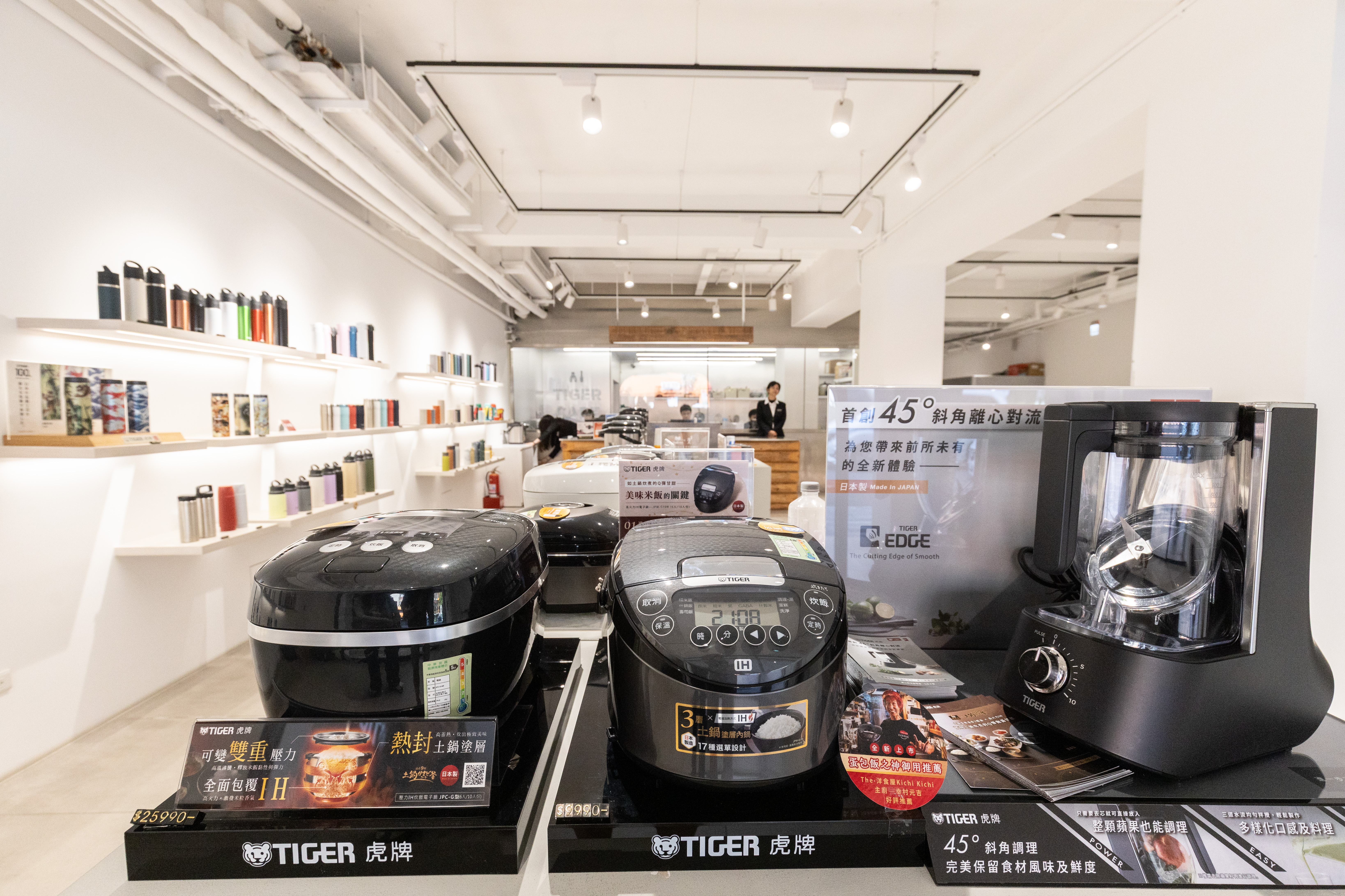 負責煮飯的「雙重壓力 IH 炊飯電子鍋 JPC-G 型」以遠赤 9 層熱封土鍋塗層內鍋、可變雙重壓力，透過獨家內鍋構造去形成剛火熱對流的技術聞名。