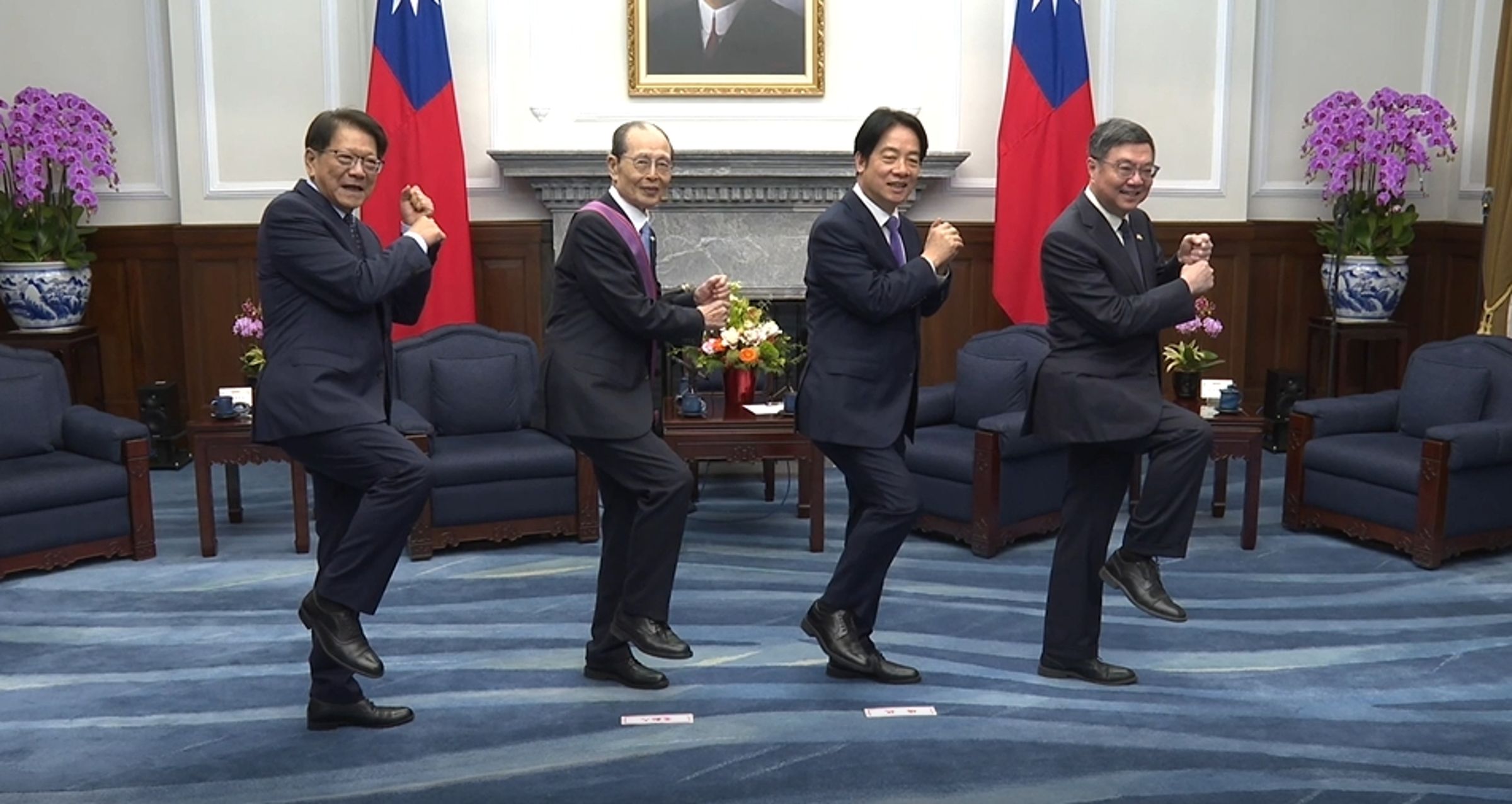 賴清德贈勳「世界全壘打王」王貞治，有許多有趣畫面。（總統府提供）