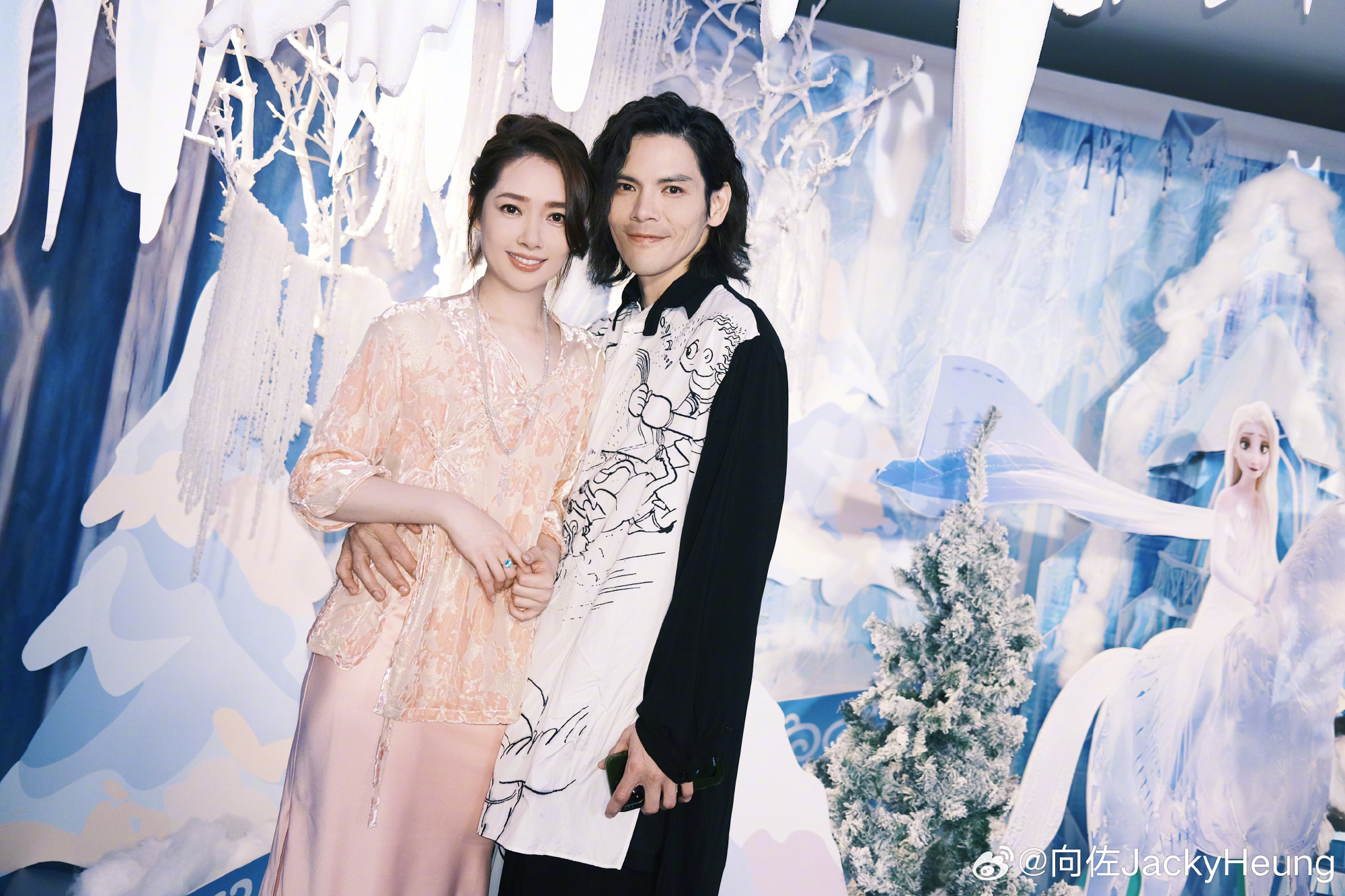 港星向佐被爆在妻子郭碧婷孕期偷吃，他避不出面，反由母親向太代為澄清，事後才在社群分享攜妻兒去迪士尼樂園遊玩親暱照片。（翻攝自向佐微博）