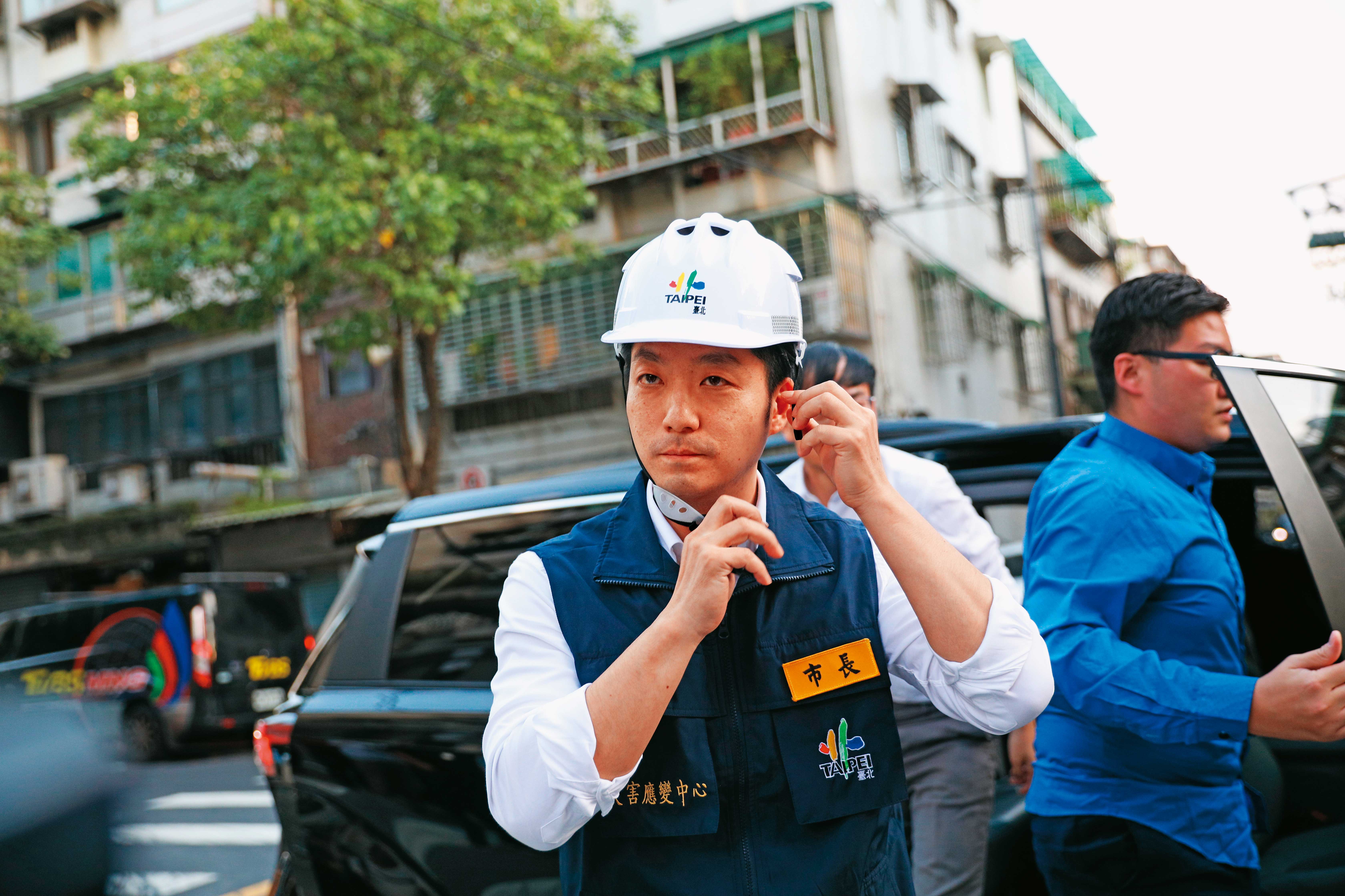 萬芳自救會向蔣萬安（圖）市府陳情，希望市長主持公道。