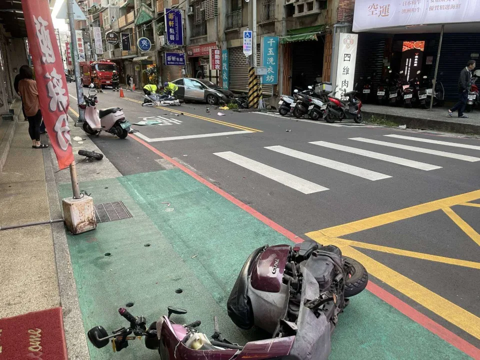 這輛停放路邊的機車遭衝撞彈飛至對向,而機車被撞擊噴飛時波及到了路人。(翻攝畫面)