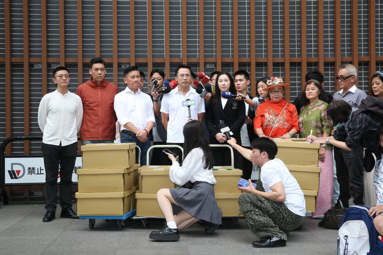 因為領銜人張克晉,罷免吳思瑤一案送件遭北市選委會拒收。(鏡報董孟航攝)
