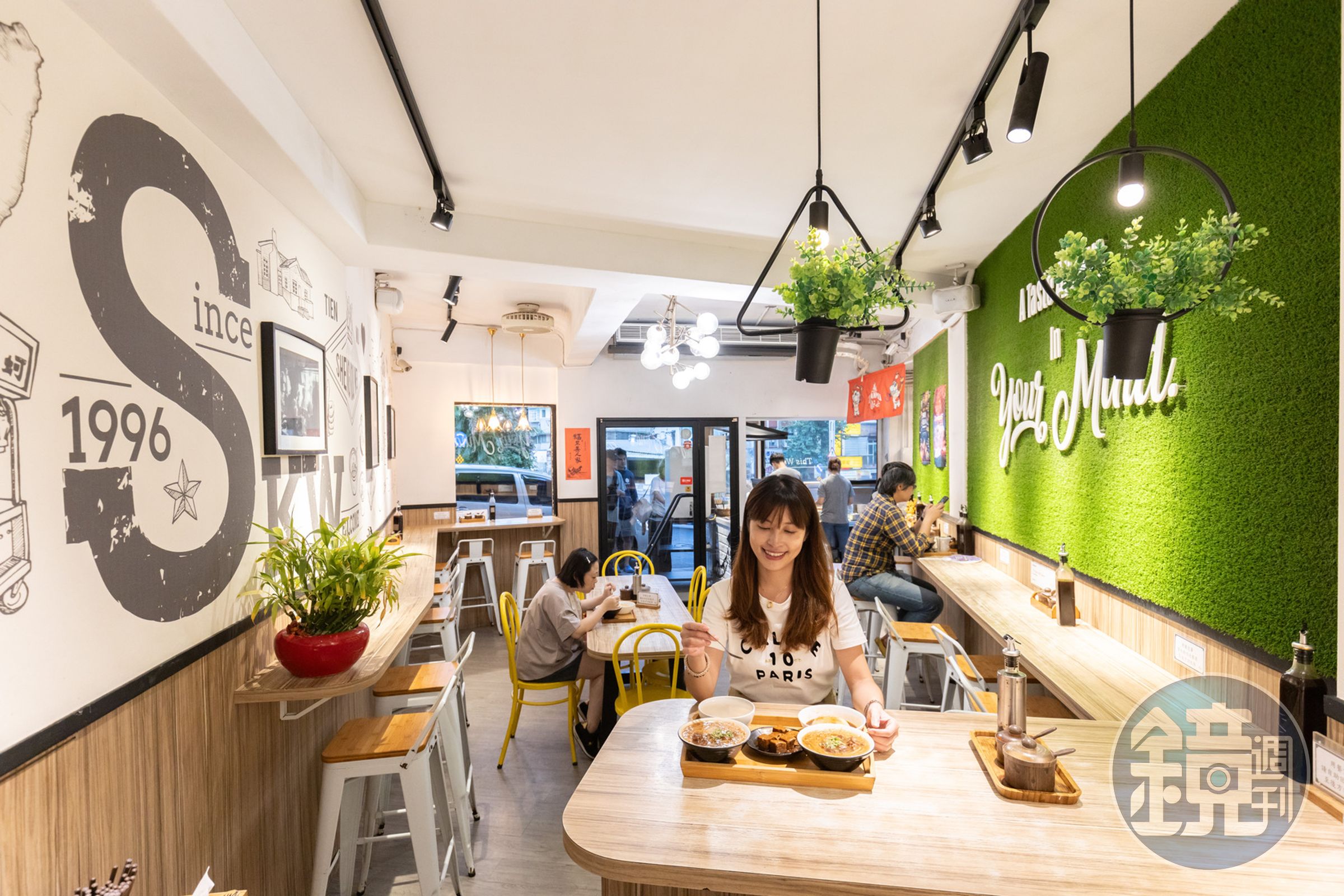 「勝口味」新店在原址對面，裝潢溫馨是二代翁國霖的美意，希望即使是一般小吃也能有舒適的用餐環境提供給客人。