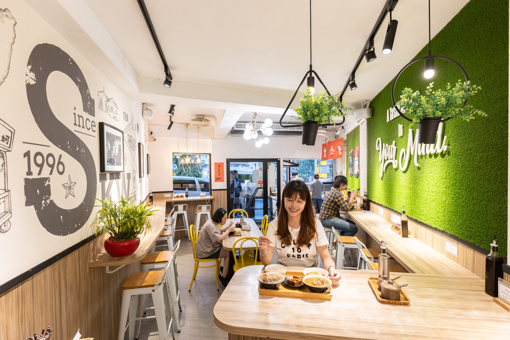 「勝口味」新店在原址對面，裝潢溫馨是二代翁國霖的美意，希望即使是一般小吃也能有舒適的用餐環境提供給客人。