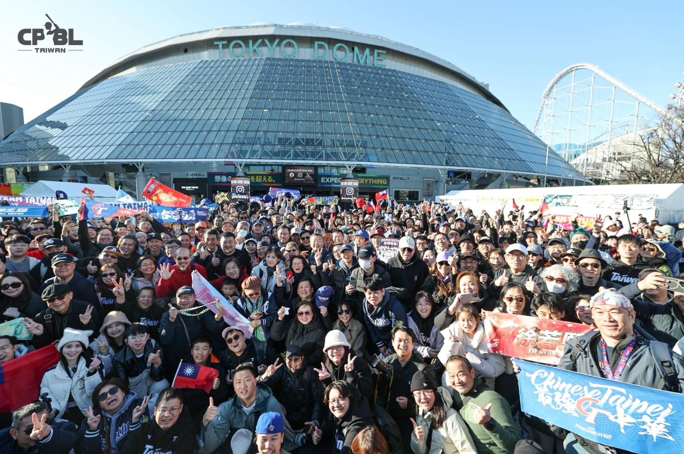 東京巨蛋前台灣球迷人山人海。（中職提供）