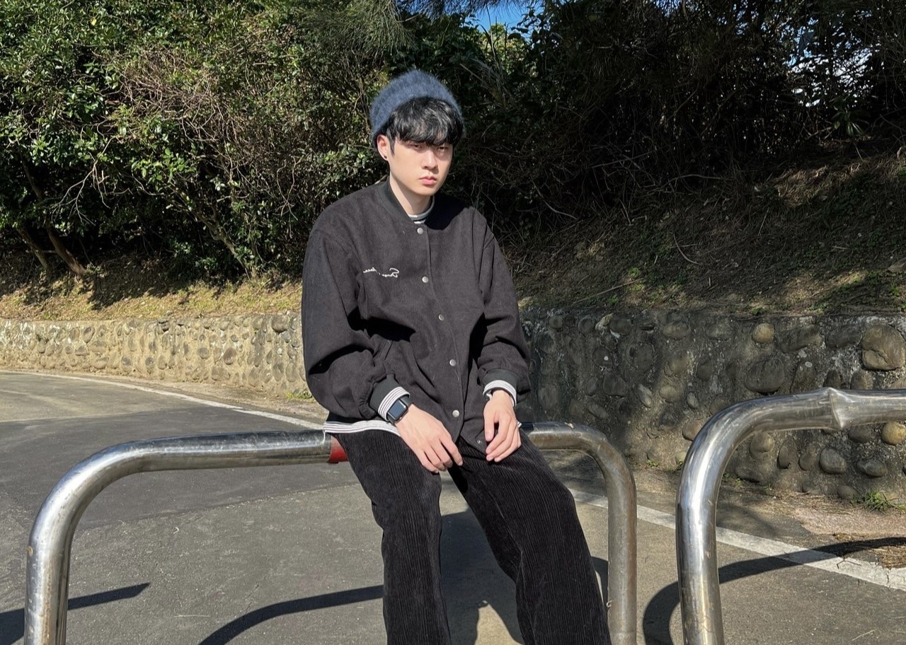 25歲的電音創作人Showmaîn（小明）推出首張專輯《My Universe》。（巨音樂提供）