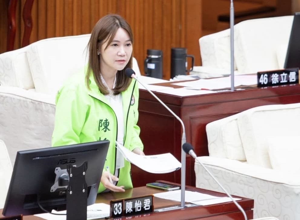 民進黨台北市議員陳怡君涉嫌用親友當人頭詐領助理費300萬元，檢方訊後將其當庭逮捕，並向法院聲請羈押。（翻攝自陳怡君臉書）